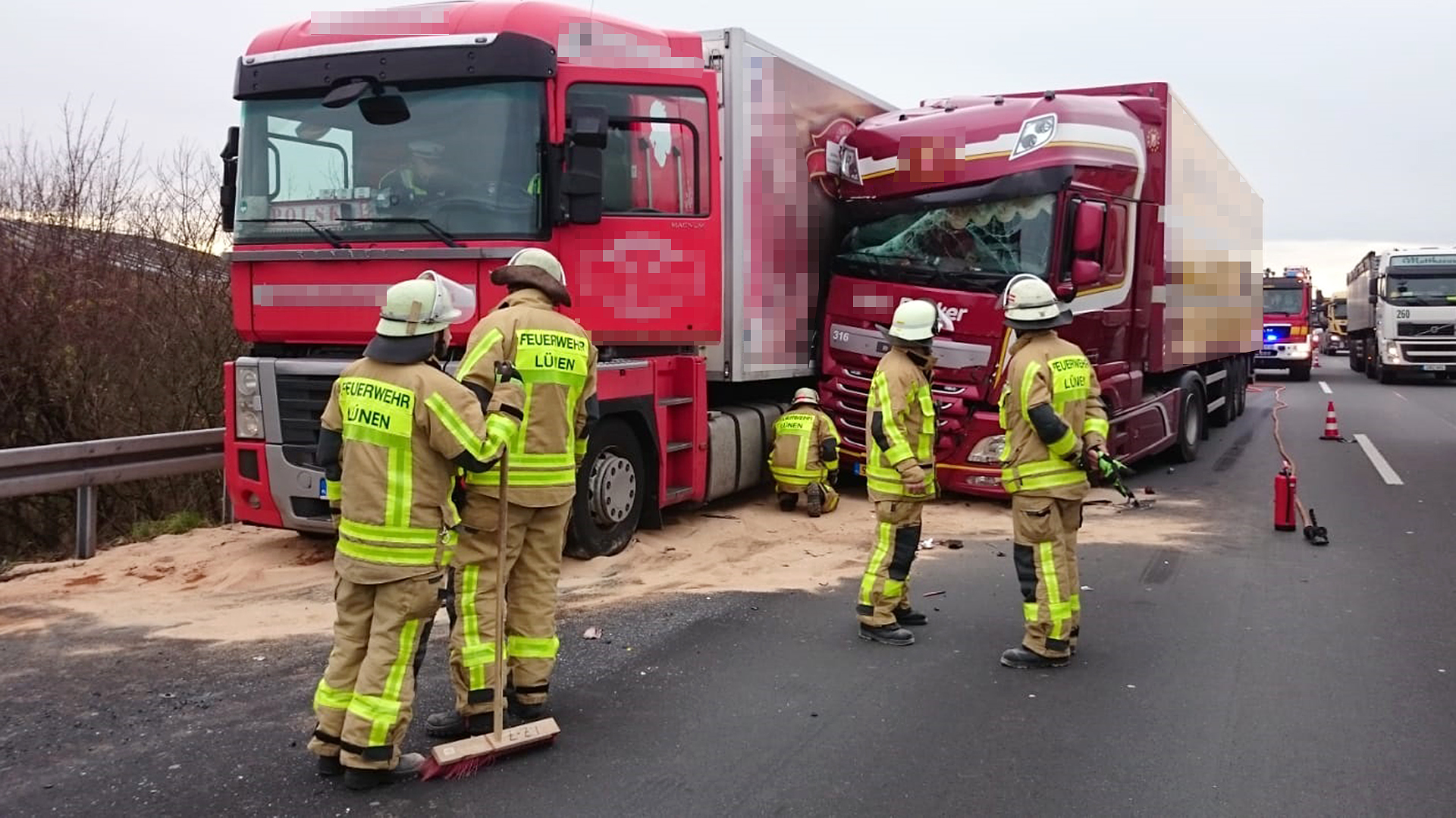 In Höhe Lanstrop kollidierten drei Lastwagen.