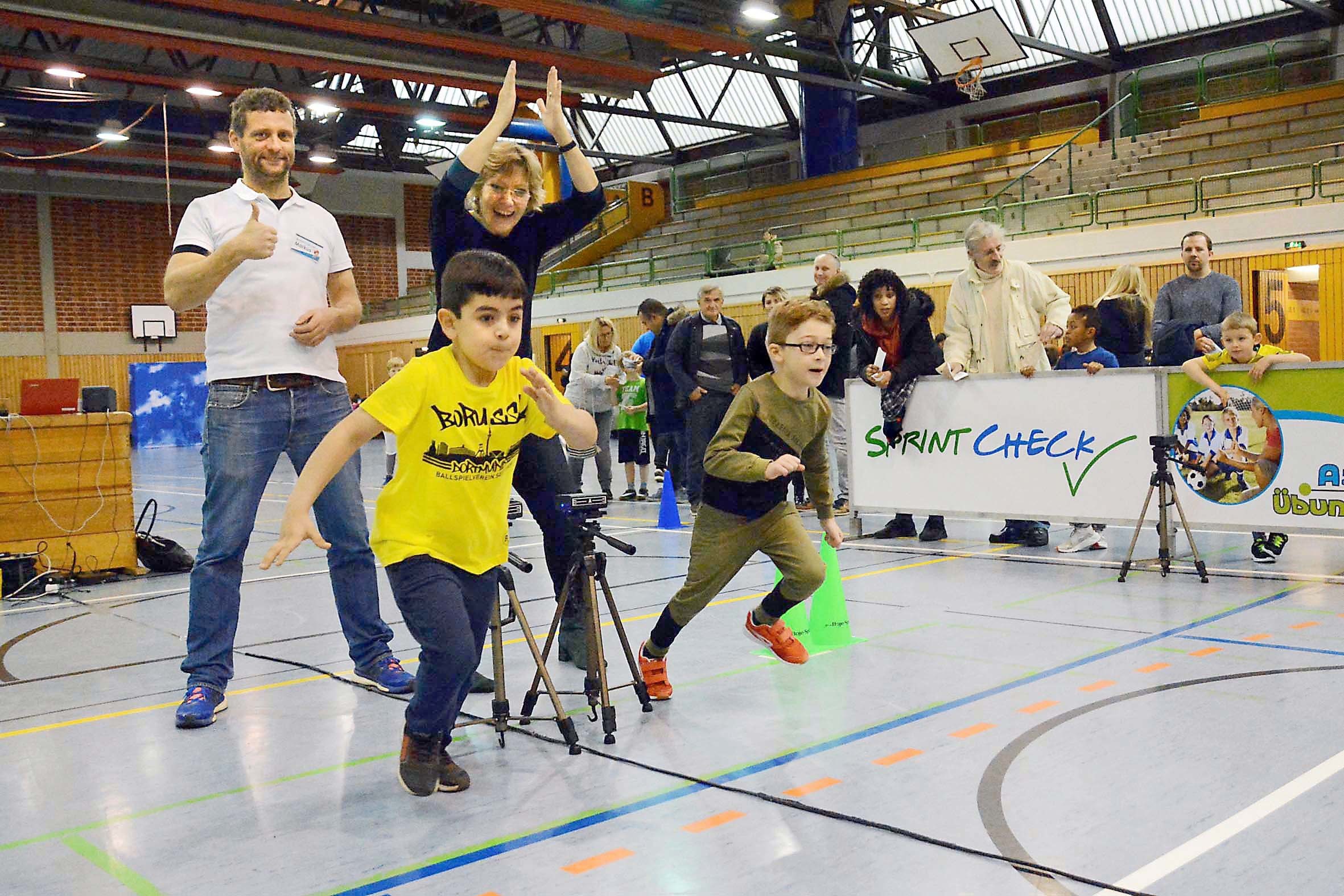 Hier der Start der 1. Klässler mit Dezernentin Schneckenburger und Markus Laurenz vom Deutschen Sport und Präventionsnetzwerk mit Enes und Emir Kaan.