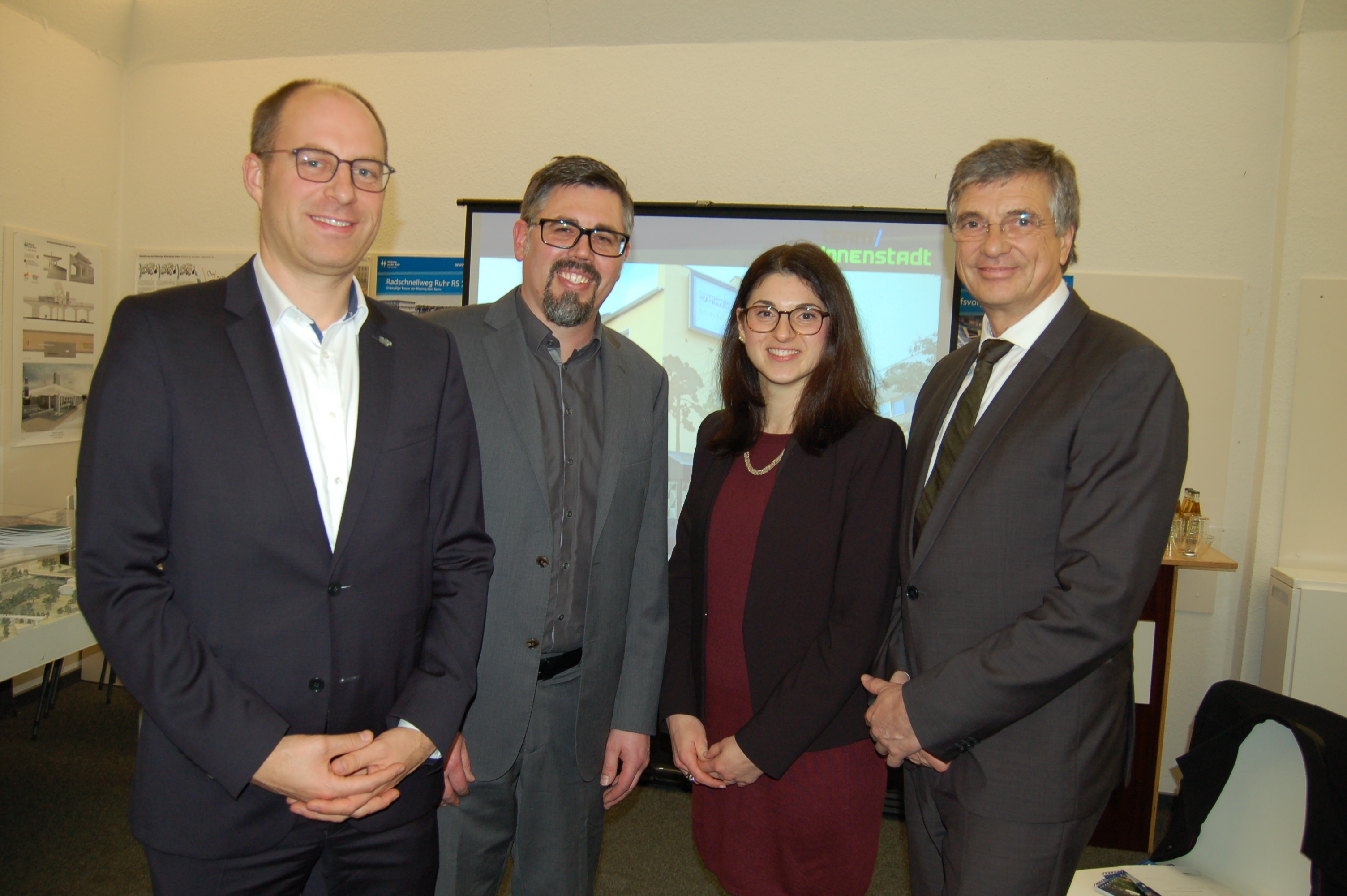 Die Verwaltung verabschiedete sich am Montag, 3. Dezember, vom Team/Innenstadt: (v.l.) Felix Blasch, Leiter des Amtes für Stadtplanung, Jens Cüppers und Maria Papoutsoglou (steg NRW) und Baudezernent Peter Vermeulen.