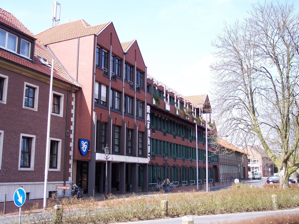 Die Stadtverwaltung Haltern am See bleibt in der Zeit vom 27. bis 28. Dezember (Donnerstag bis Freitag) mit Ausnahme der Feuer- und Rettungswache und des Baubetriebs- und Wertstoffhofes an der Annabergstraße (siehe auch unten) geschlossen. Darüber hinaus ist die Stadtbücherei in den Weihnachtsferien vom 27. Dezember bis einschließlich Montag, 7. Januar, geschlossen.
