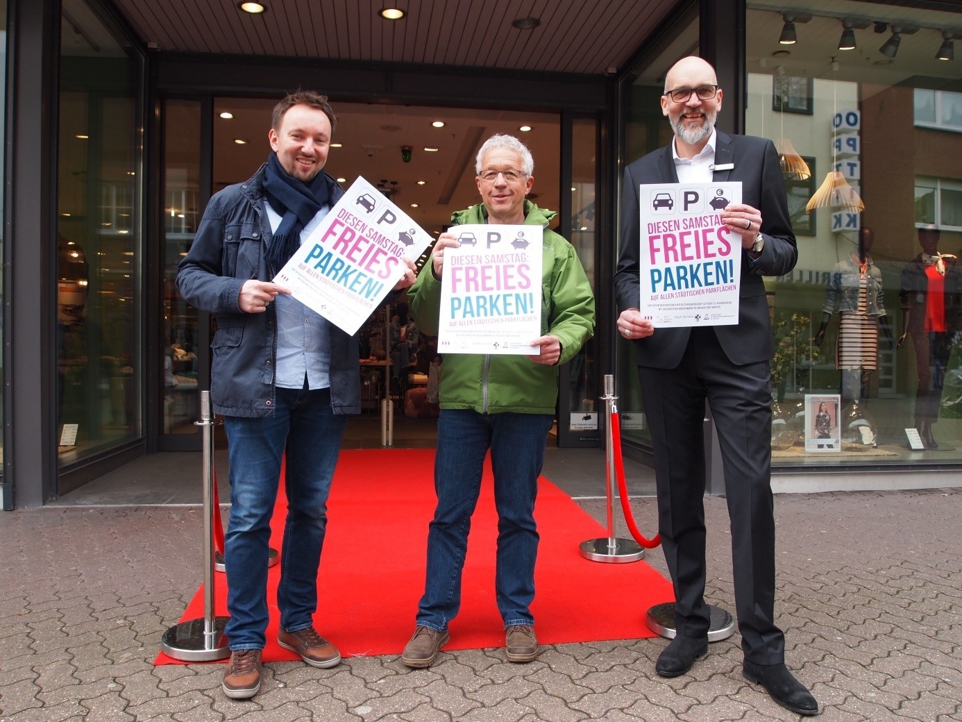 Die Partner für eine attraktive Innenstadt mit den Plakaten für die Aktion „Freies Parken an Adventssamstagen“, v.l.: Citymanager Christoph Krafczyk, DIA-Vorsitzender Thomas Hein und Mensing Store-Manager Thorsten Hellwig.