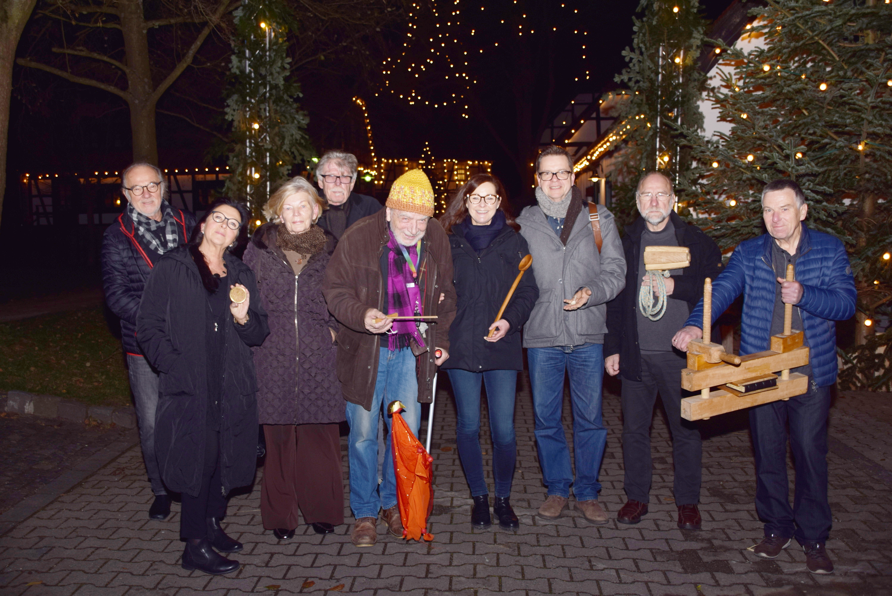 Zur traditionellen Lichterprobe trafen sich die Damen und Herren der ersten Stunde vom "Weihnachtlichen Barendorf". Foto: Günther