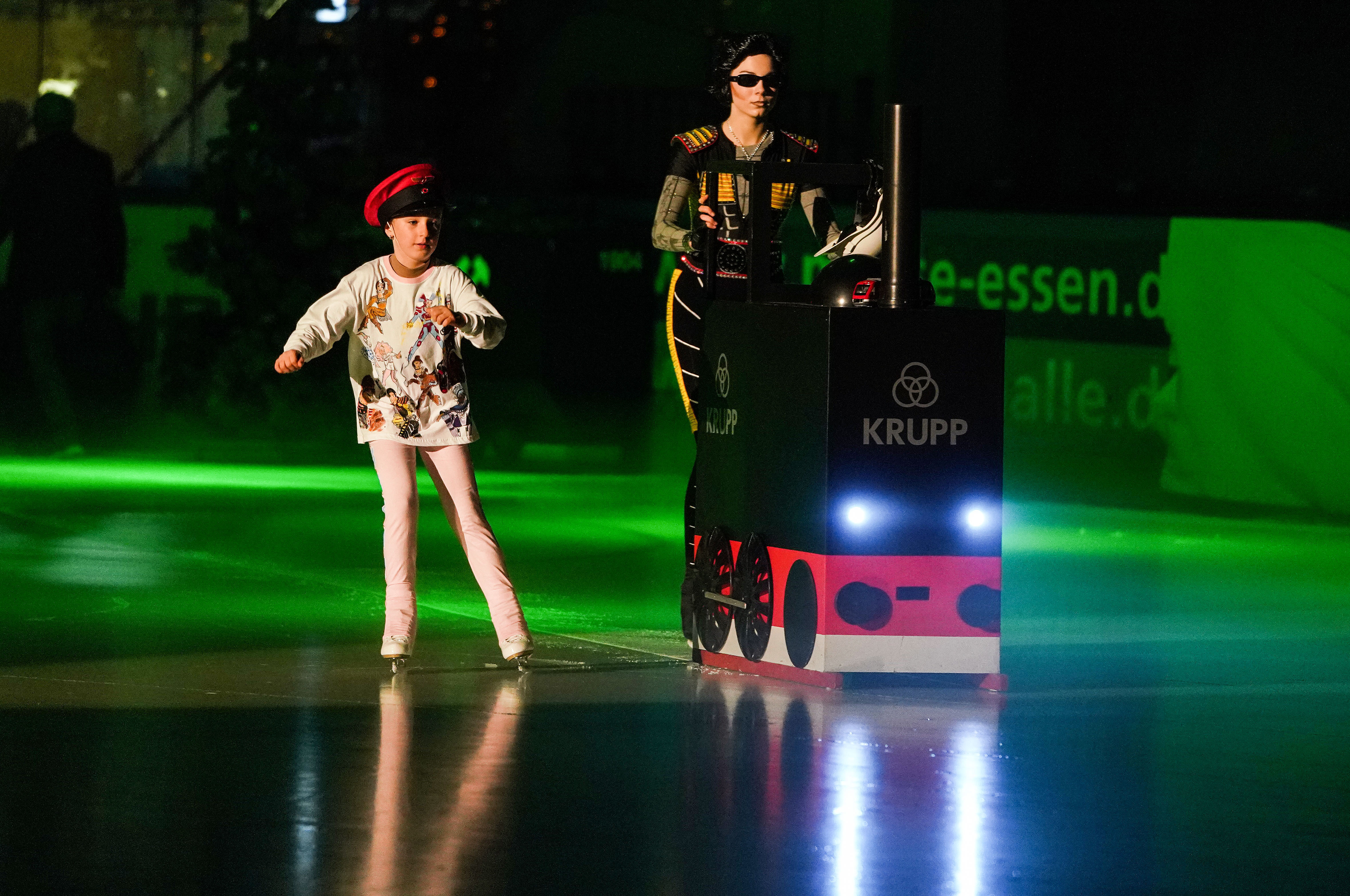 Nicht nur die erfahrenden Eiskunstläufer konnten bei der Show ihr Können unter Beweis stellen.
Ebenso bekamen die jungen Sportler die Chance ein Teil der Show auf dem Eis zu werden und gleichermaßen zu begeistern.