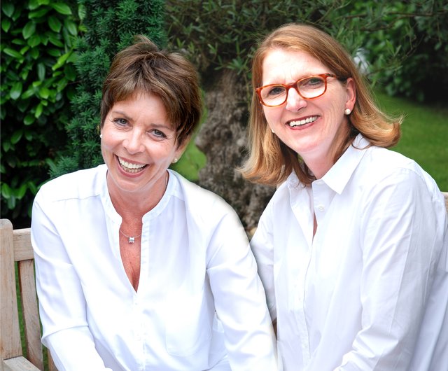 Sabine van Nahmen (rechts) und Susanne Döhrn von den Weseler Soroptimisten freuen sich über viele Besucherinnen.