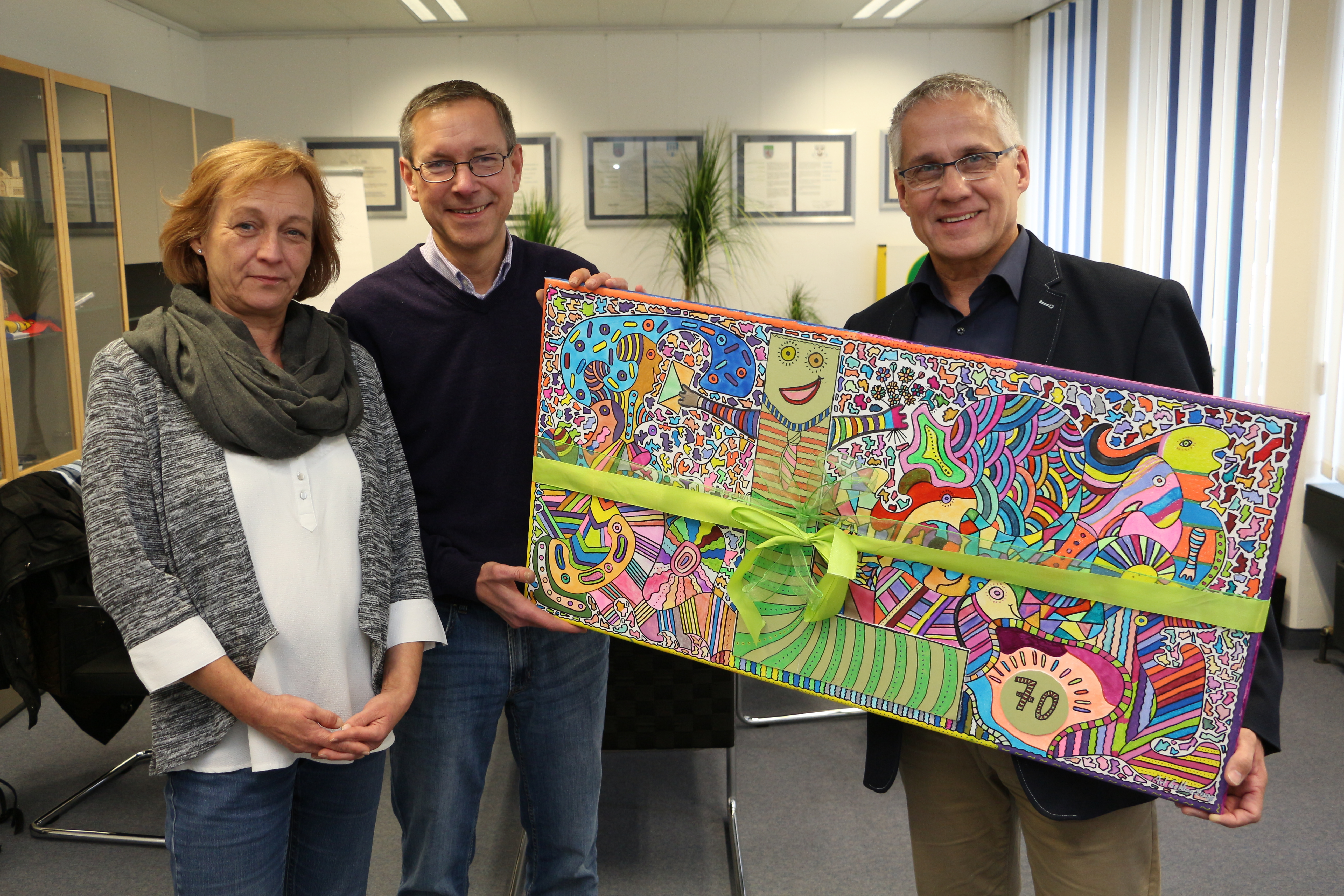 Auch Bürgermeister Frank Schneider konnte sich auf dem Bild von Künstler Dr. Christoph Henkler, hier mit Assistentin Bettina Trost, verewigen, ehe es einen besonderen Platz im Rathaus erhält.