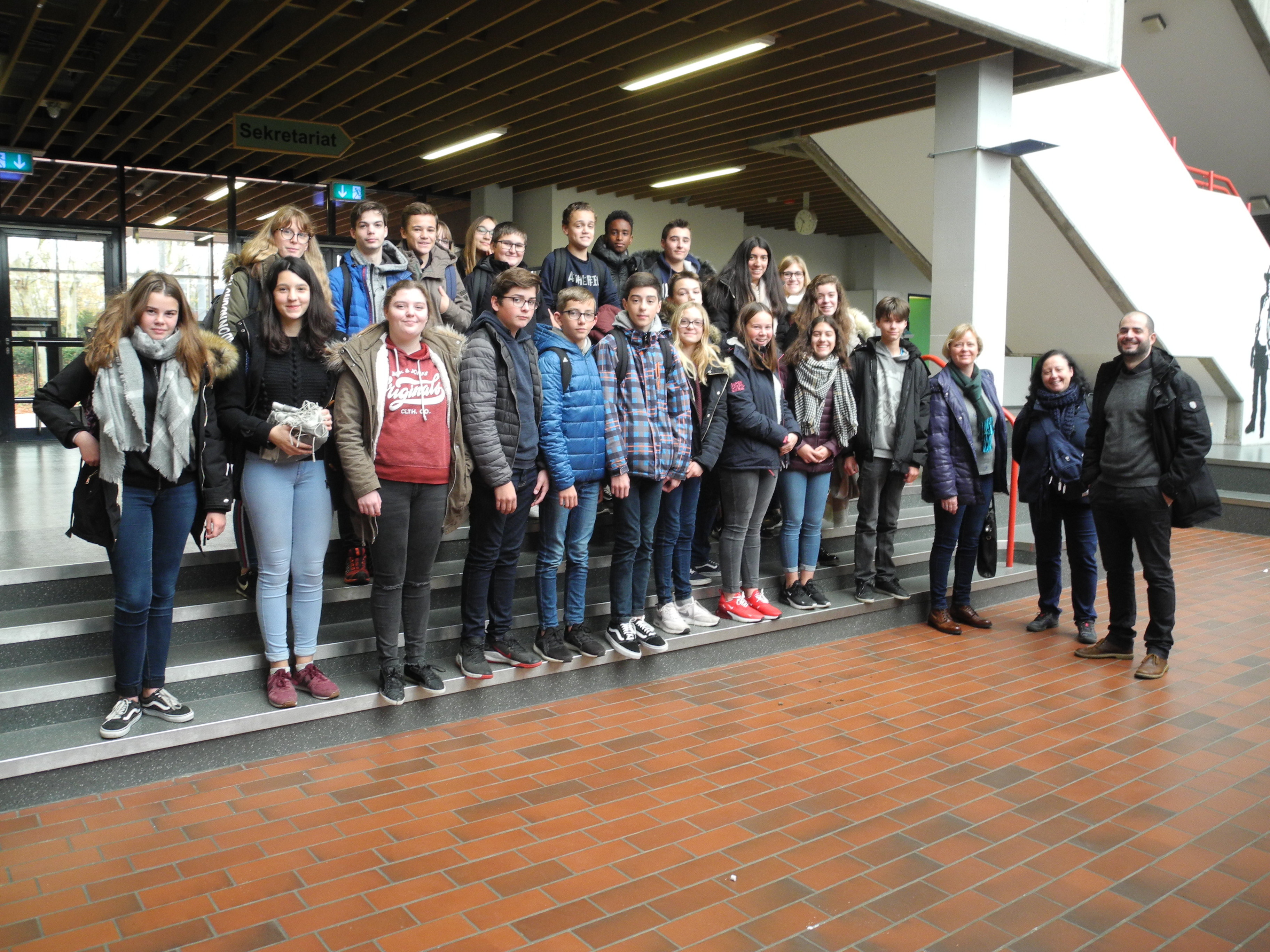 24 Schüler aus der Partnerstadt Dormans sind zu Besuch in der Gesamtschule Wulfen.
Rechts: GSW-Lehrer Michael Wolff.