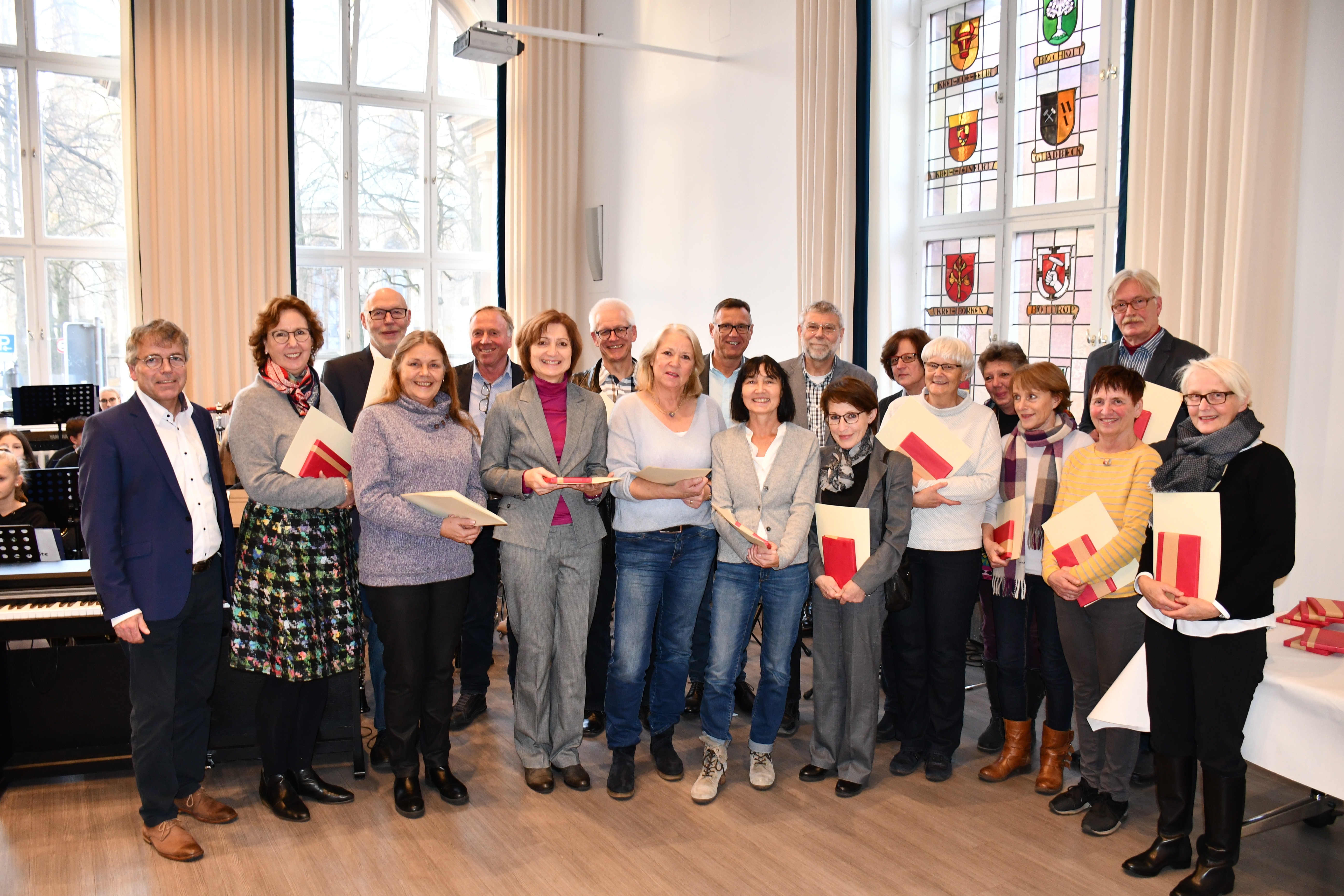1. Reihe v.l.: Abteilungsleiter Wolfgang Weber, Verena-Carola von Langen-Steinkeller, Carola Heitsch, Karin Erver, Doris Glarmin, Brigitte Adamsky, Christine Kremin-Konrad, Petra Bonaldo, Elisabeth Trösken-Ludwigs, Helga Wiciok, Bernadette Schwirtz
2. Reihe v.l.: Reinhard Gevers, Berthold Kalverkamp, Ulrich Schenk, Klaus-Uwe Becker, Klaus Beyer-Dannert, Adele Abbenhaus-Kores, Doris Steinebach, Jan Dirk Rowold.