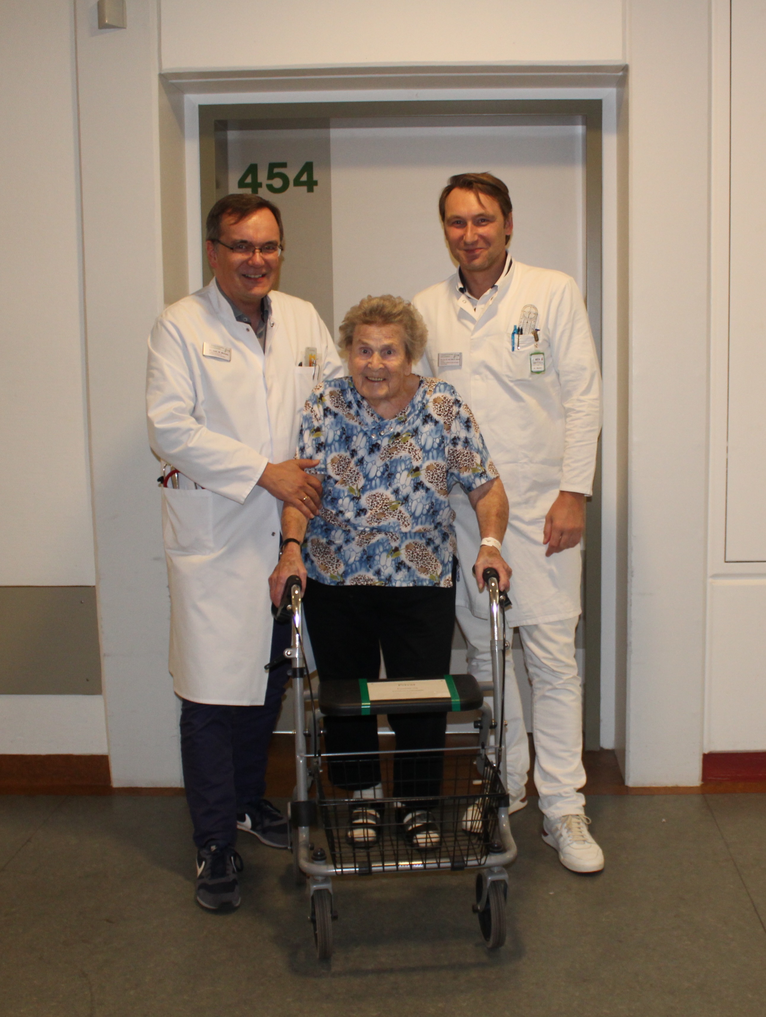Dank der beiden Spezialisten im Bereich Alterstraumatologie kann Elisabeth Linnemann wieder über den Flur des Krankenhauses laufen.