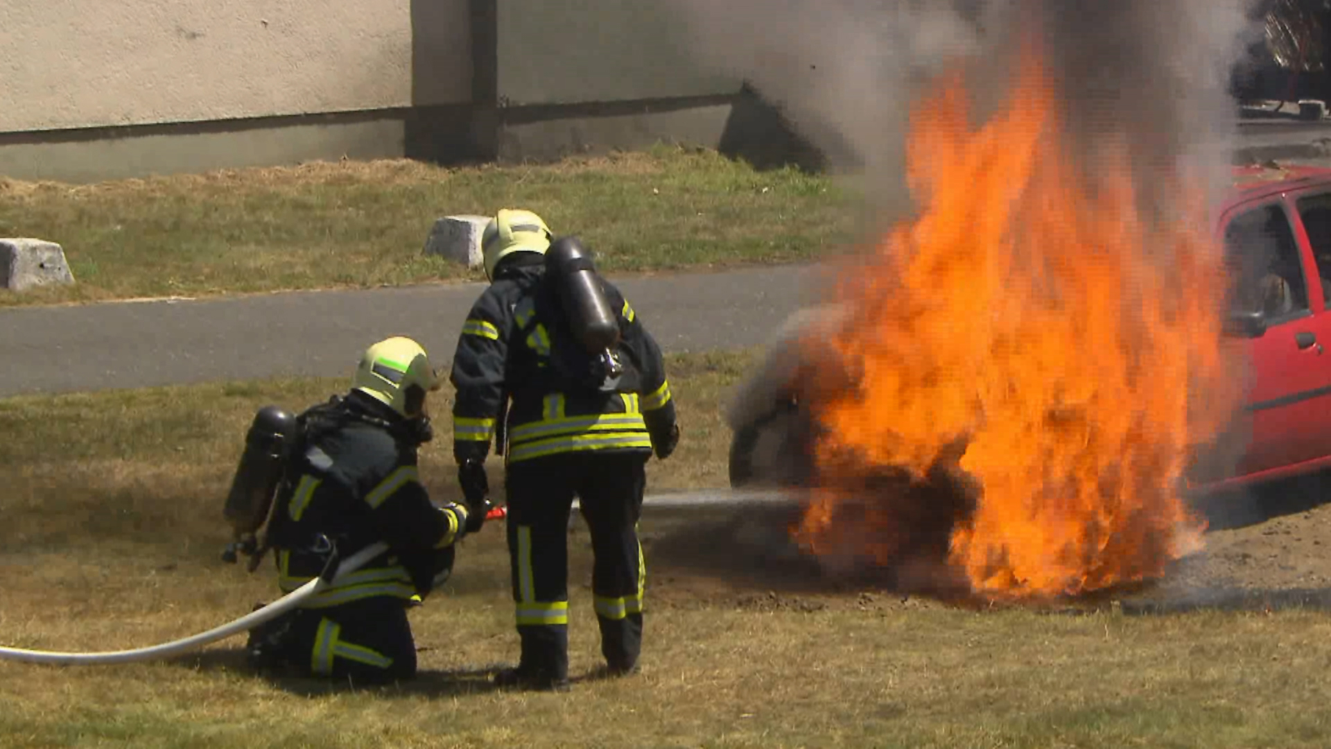 Feuerwehrmann Hanno Wirth wurde bei einer fiktiven Prüfung unter anderem mit einem explodierenden Auto konfrontiert.