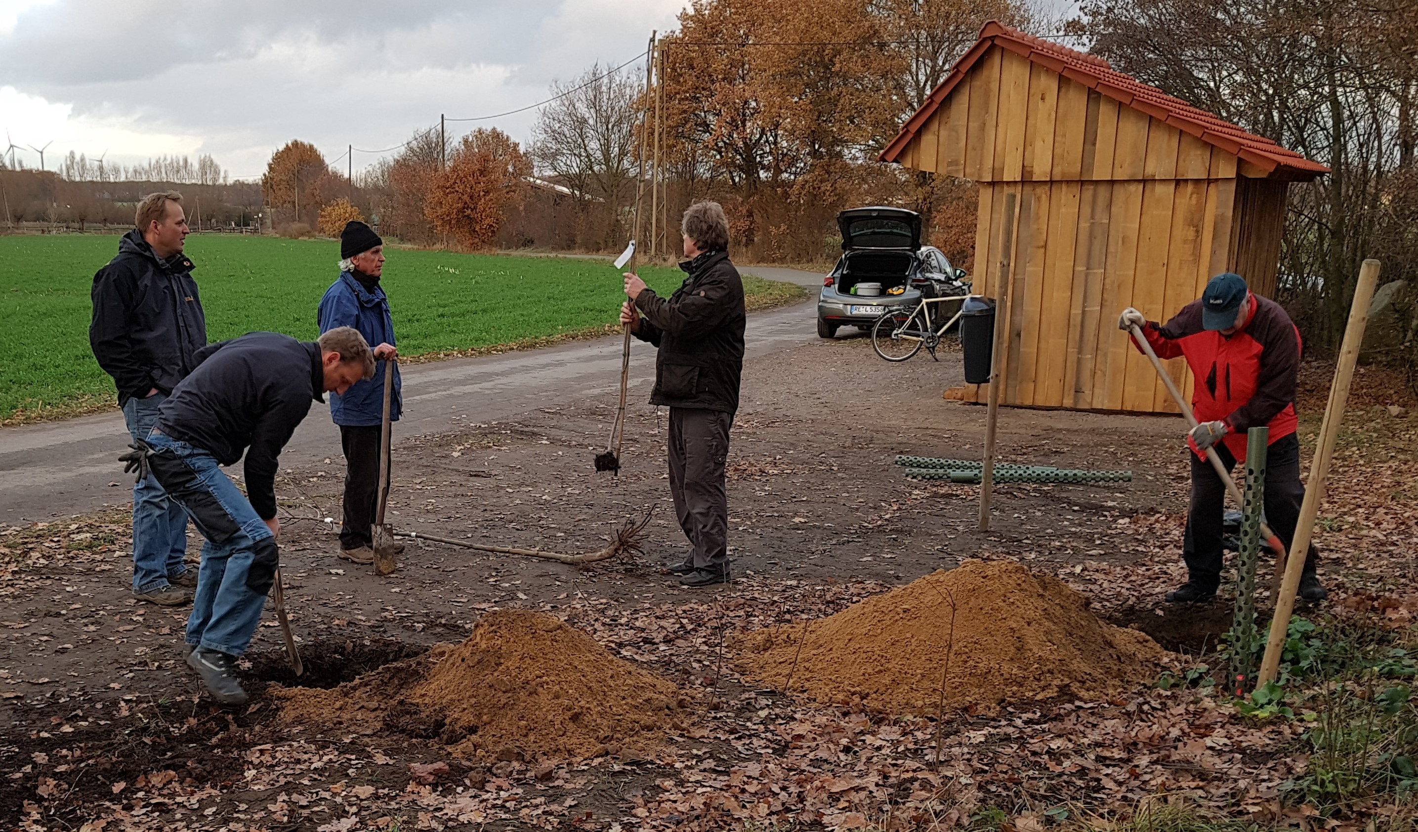 Der Arbeitskreis Bürgerforum Rhade pflanzt vier Obstbäume an der neuen Schutzhütte.