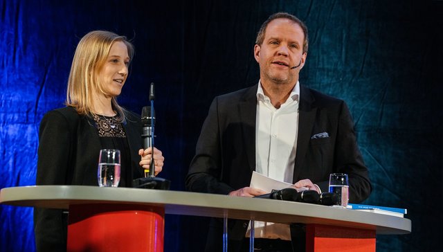 Freitaucherin Jennifer Wendland verblüffte auch Moderator Björn Schüngel.  | Foto: Michael Gohl