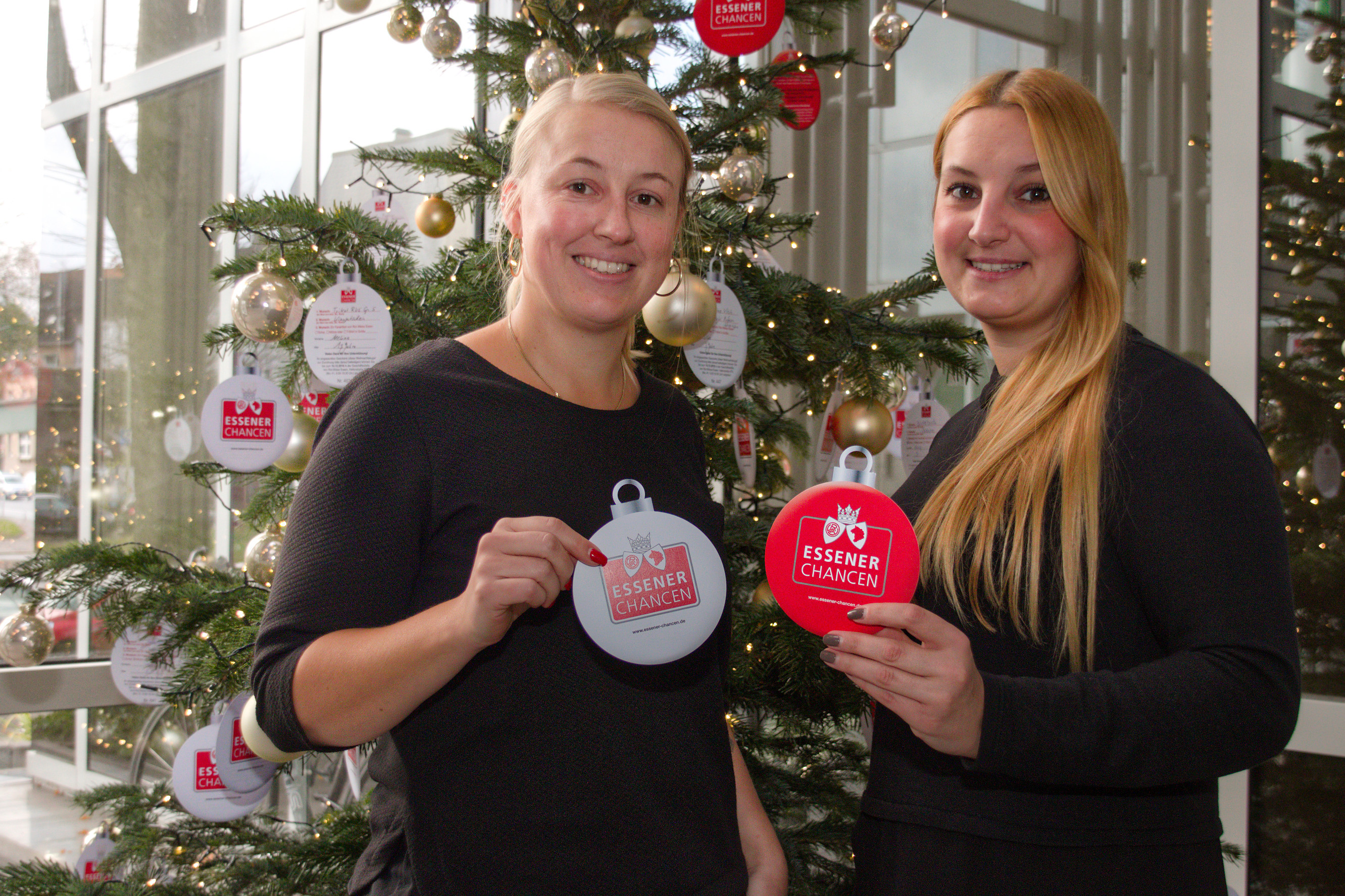 Hier sind noch ein paar Kugeln! Die A81-Mitarbeiterinnen Ina Schwering und Stefanie Becker präsentieren den workspace-Wunschbaum. Fotos: Müller/EC