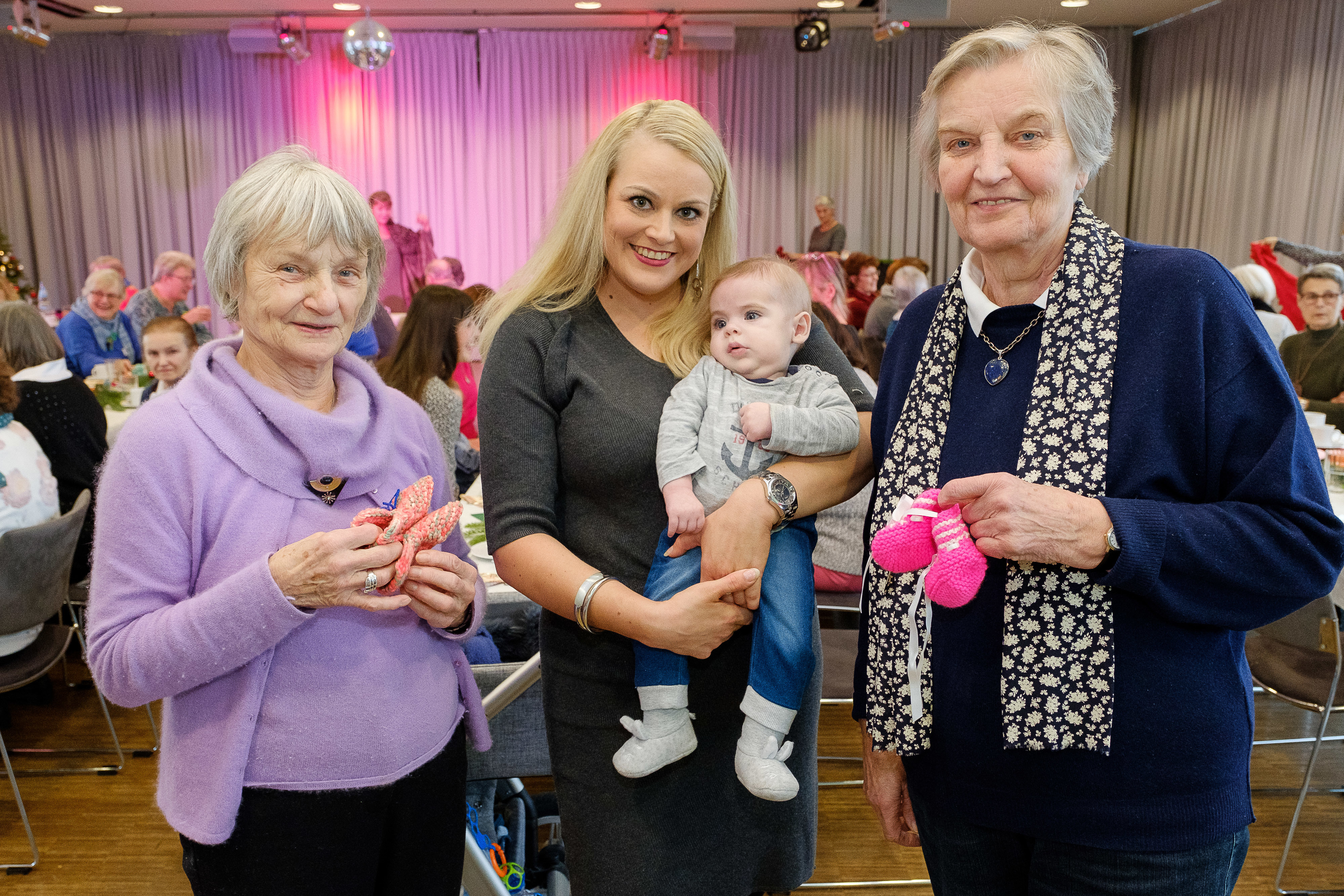 Die fleißigen Strickerinnen Renate Hild (links) und Käthi Wilges (rechts) mit Mutter Yvonne Möller und Sohn Lion. Foto: Landeshauptstadt Düsseldorf/Uwe Schaffmeister