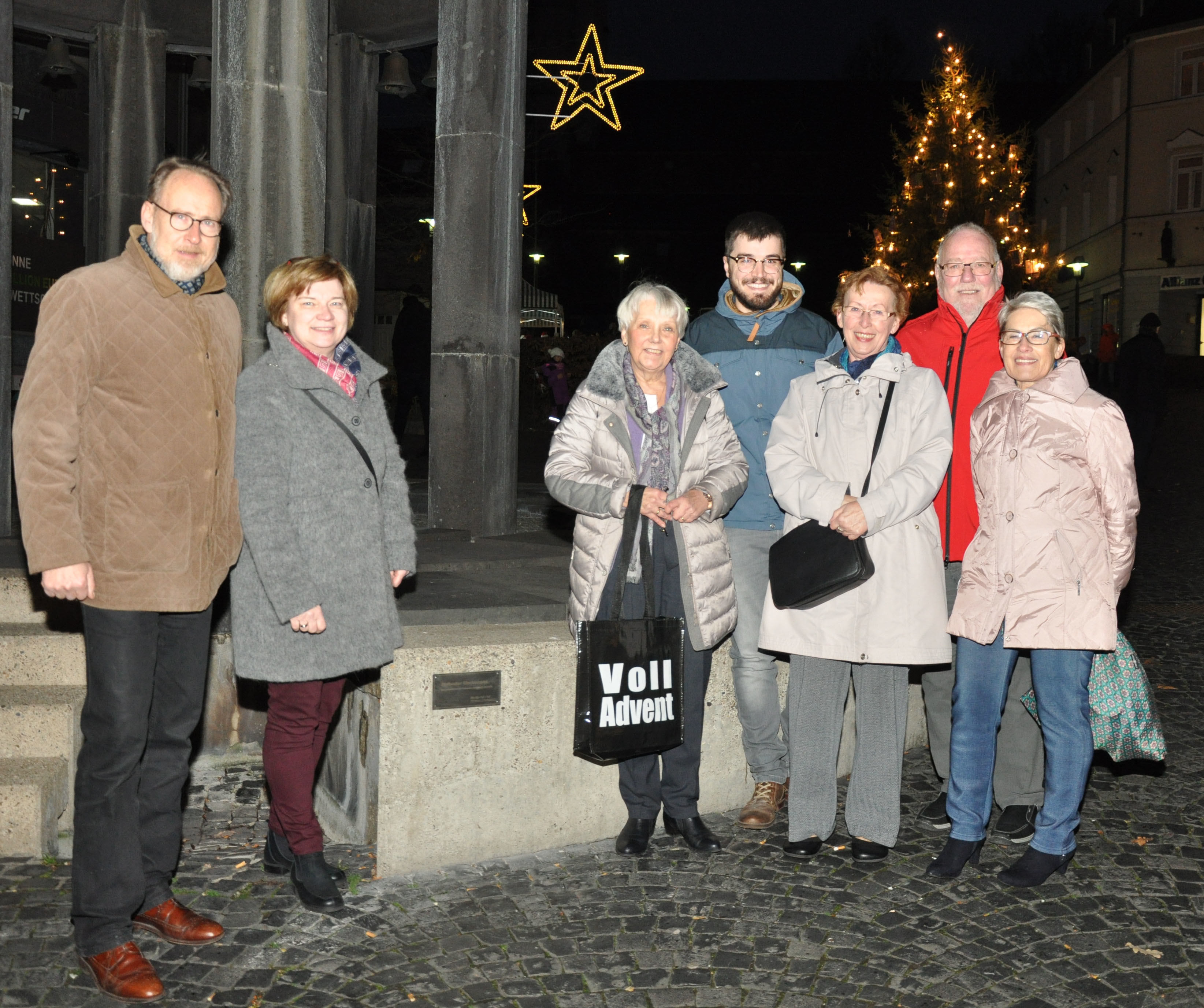 Susanne Asche (3. v. li.), Mitglieder des BBVV Borbeck und Klaudia Ortkemper (2. v. li.) als Vorsitzende des CeBo freuten sich über das neue Schild, das auf die Geschichte des Glockenspiels aufmerksam macht.