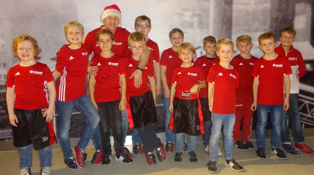 Viel Spaß bei der Nikolausfeier: die Rot-Weiß Box-Kids
