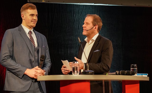 TuSEM-Kreisläufer Tim Zechel im Gespräch mit Björn Schüngel. | Foto: Michael Gohl