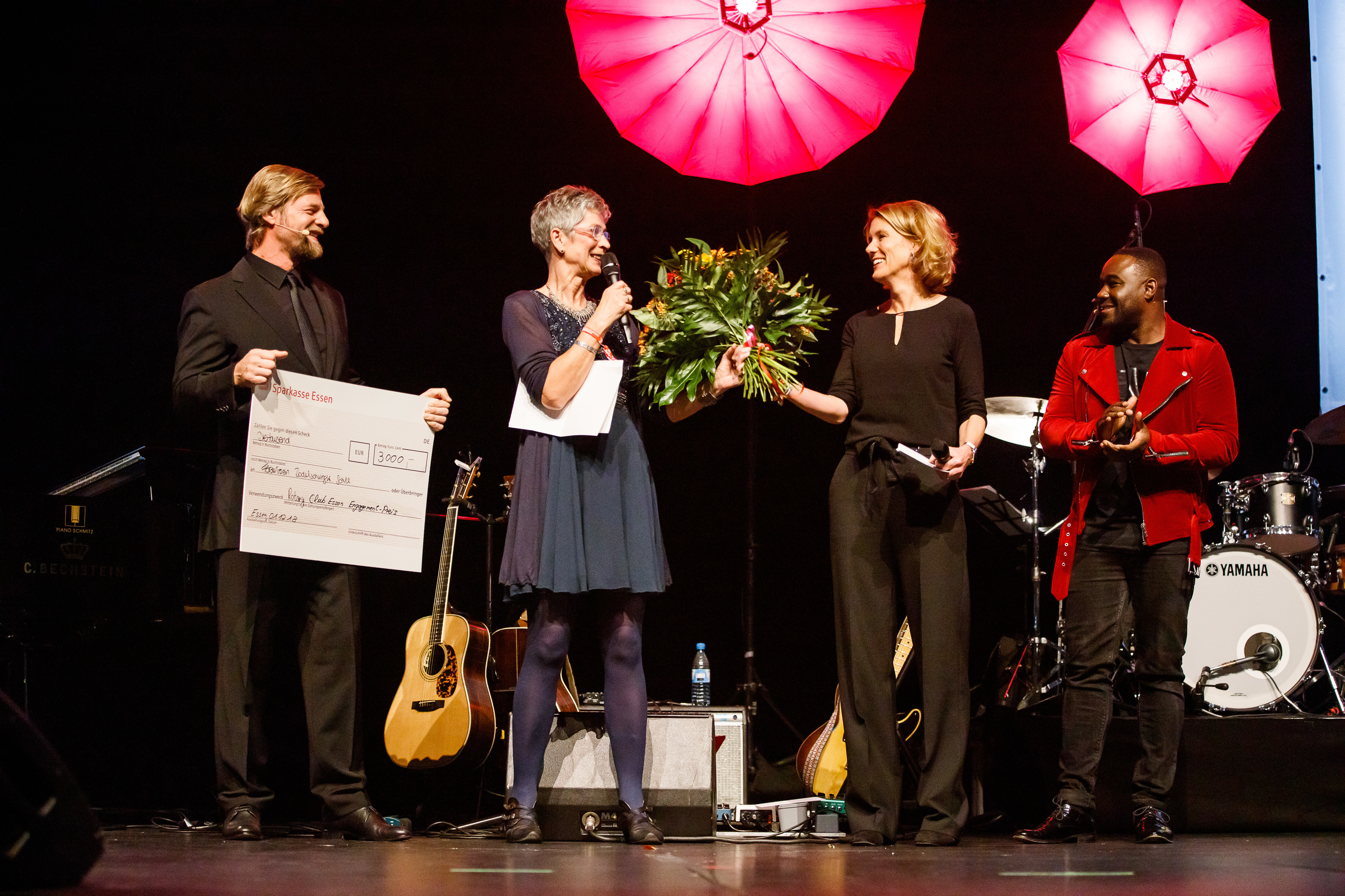 Prof. Dr. Franca Ruhwedel überreicht Rektorin Hannelore Herz Höhnke nicht nur Blumen - sie brilliert mit einer berührenden Laudatio auf Hannelore Herz-Höhnke. Beifall von den Botschaftern Nelson Müller und Henning Baum.