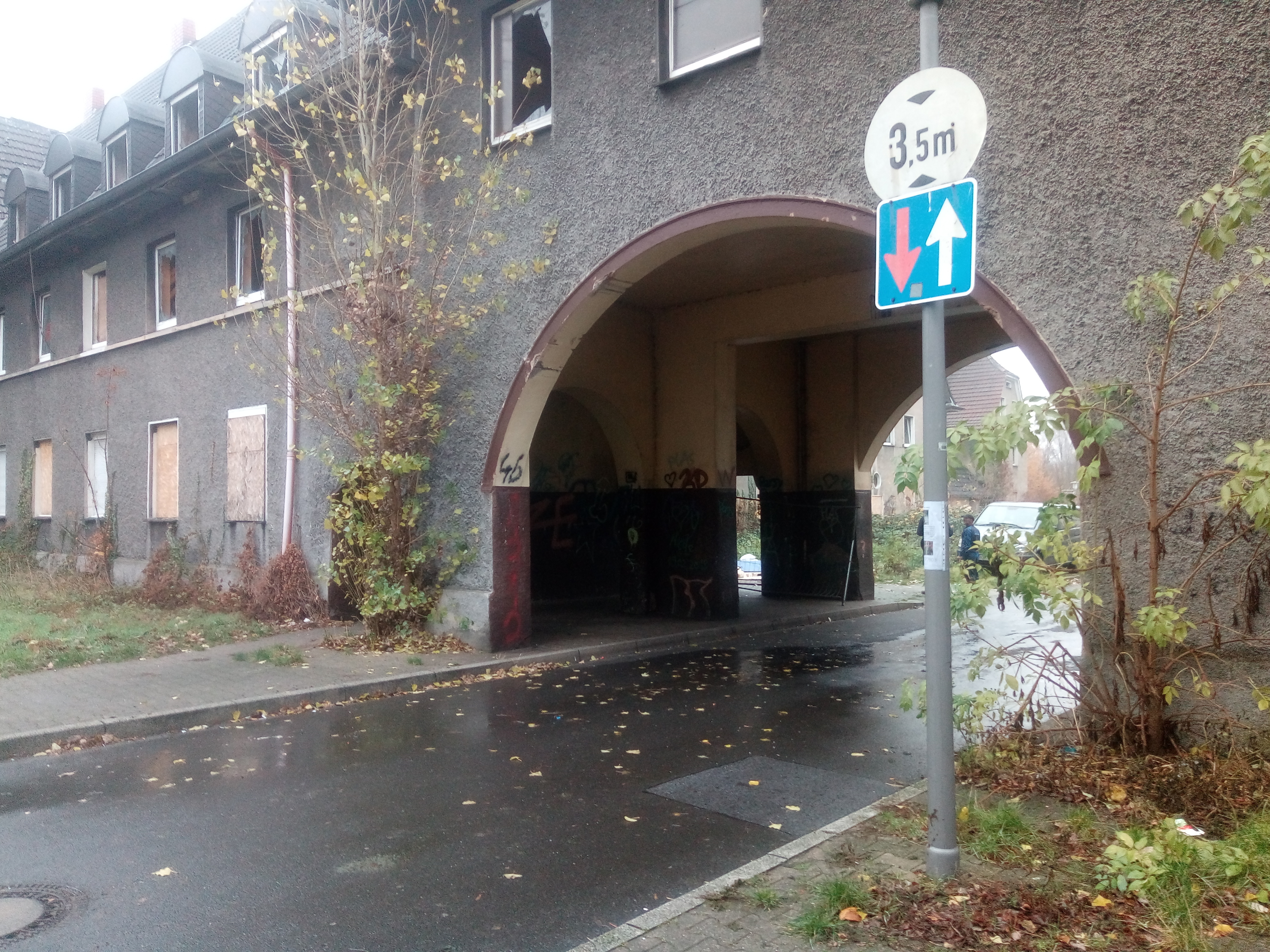 NOCH mal einen Blick auf den Torbogen werfen !
Hier drunter hat sich so manches "Volk" versammelt und die direkte Nachbarschaft durch Lärm tyrannisiert !