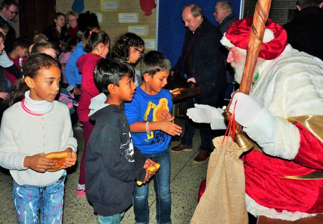 Schöne Feiertage wünschte der Nikolaus jedem Kind der Nordschule, nachdem er zuvor zusammen mit dem HSC-Vorstand die schon traditionelle Stutenkerl-Verteilung vorgenommen hatte.