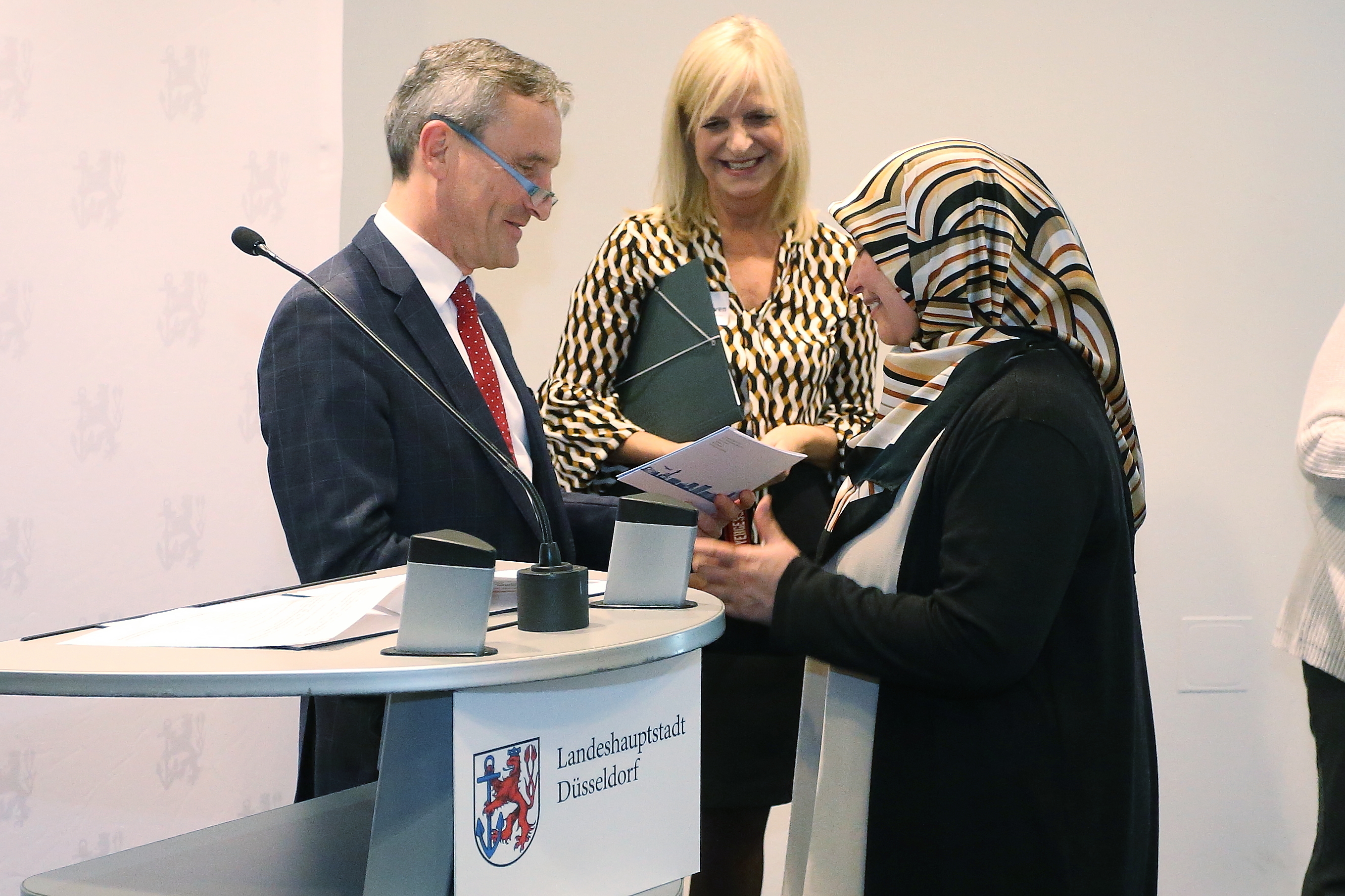 Einigen Flüchtlingshelferinnen und -helfern überreichte der Oberbürgermeister die Ehrenamtskarte.,Foto: Landeshaupstadt Düsseldorf/David Young