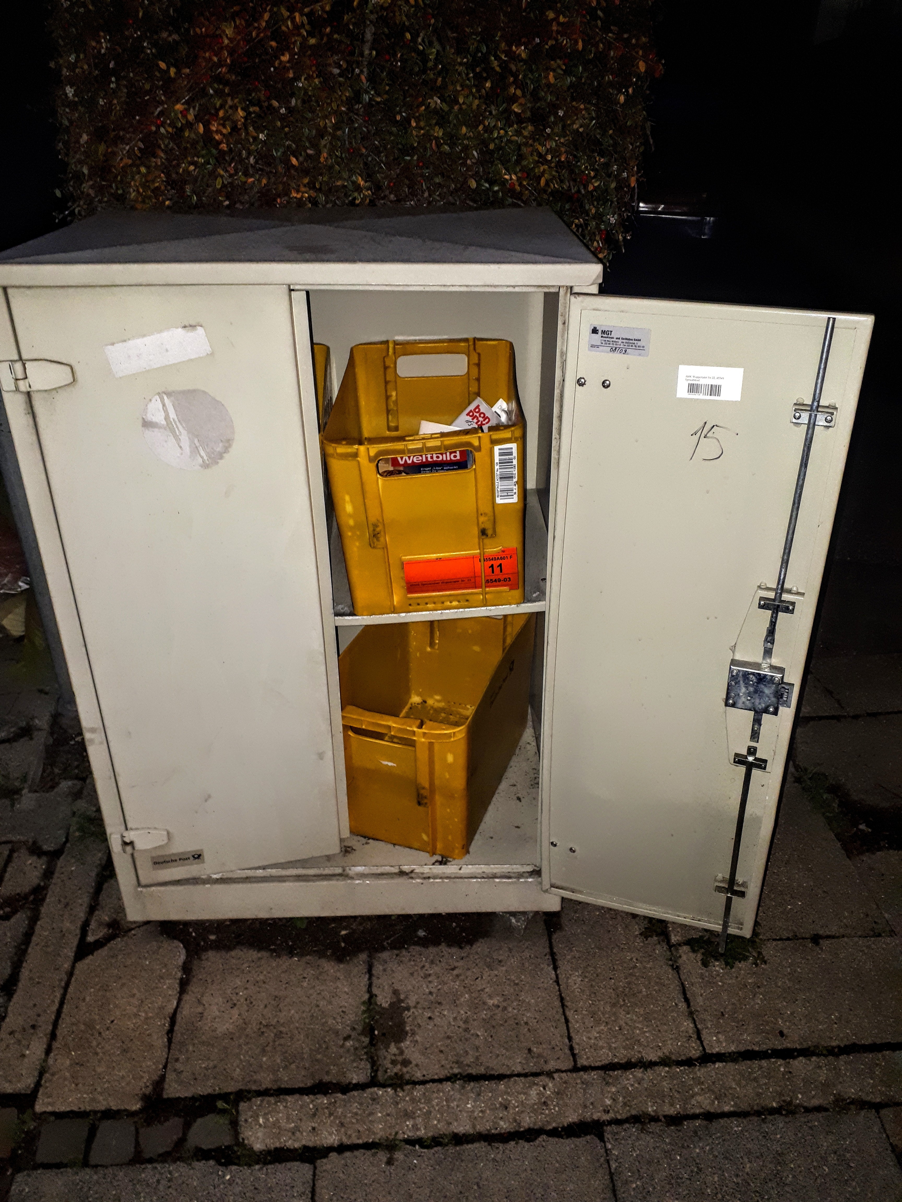 Der von Jedermann zu öffenende Briefpost-Verteilerkasten an der Wuppertaler Straße in Niedersprockhövel
