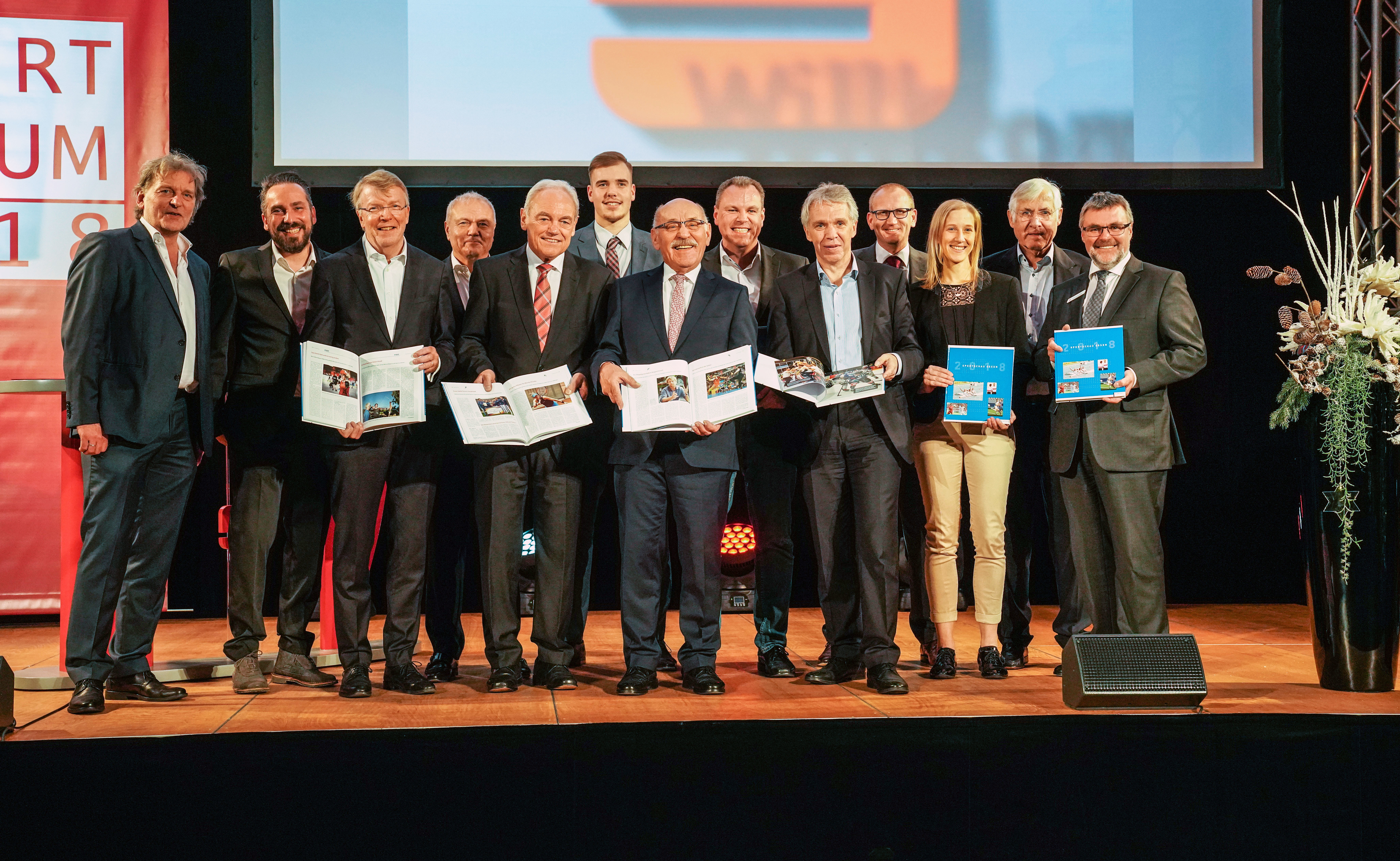 Sportfunktionäre, Talkgäste sowie die beiden Autoren Achim Nöllenheidt und Christian Schwarz (v.l.) präsentieren die "Sportschau Essen 2018".