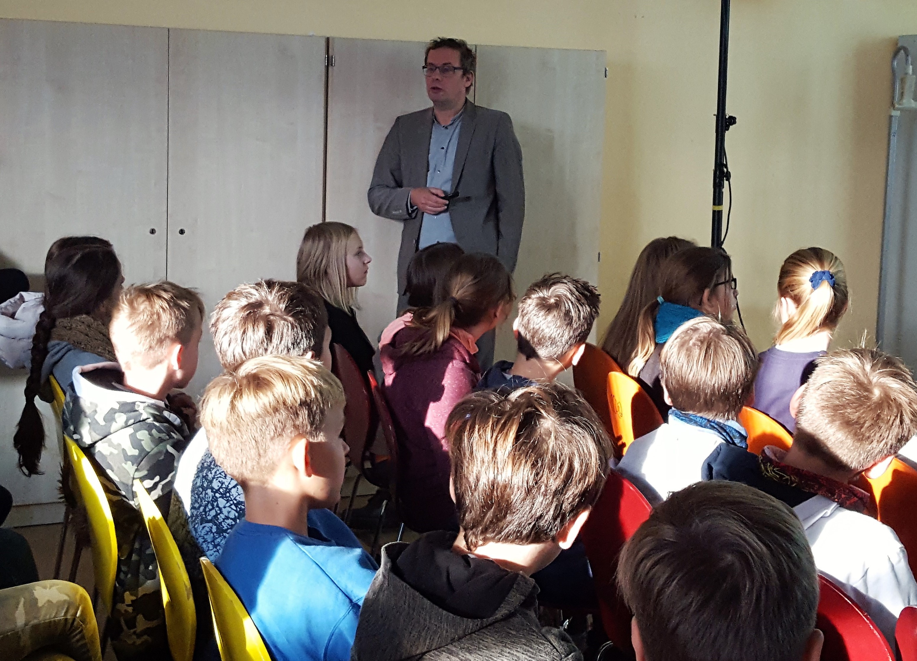 Kinder- und Jugendbuchautor Rüdiger Bertram stellt sein Werk „Der Pfad“ vor.
Foto: Henschke