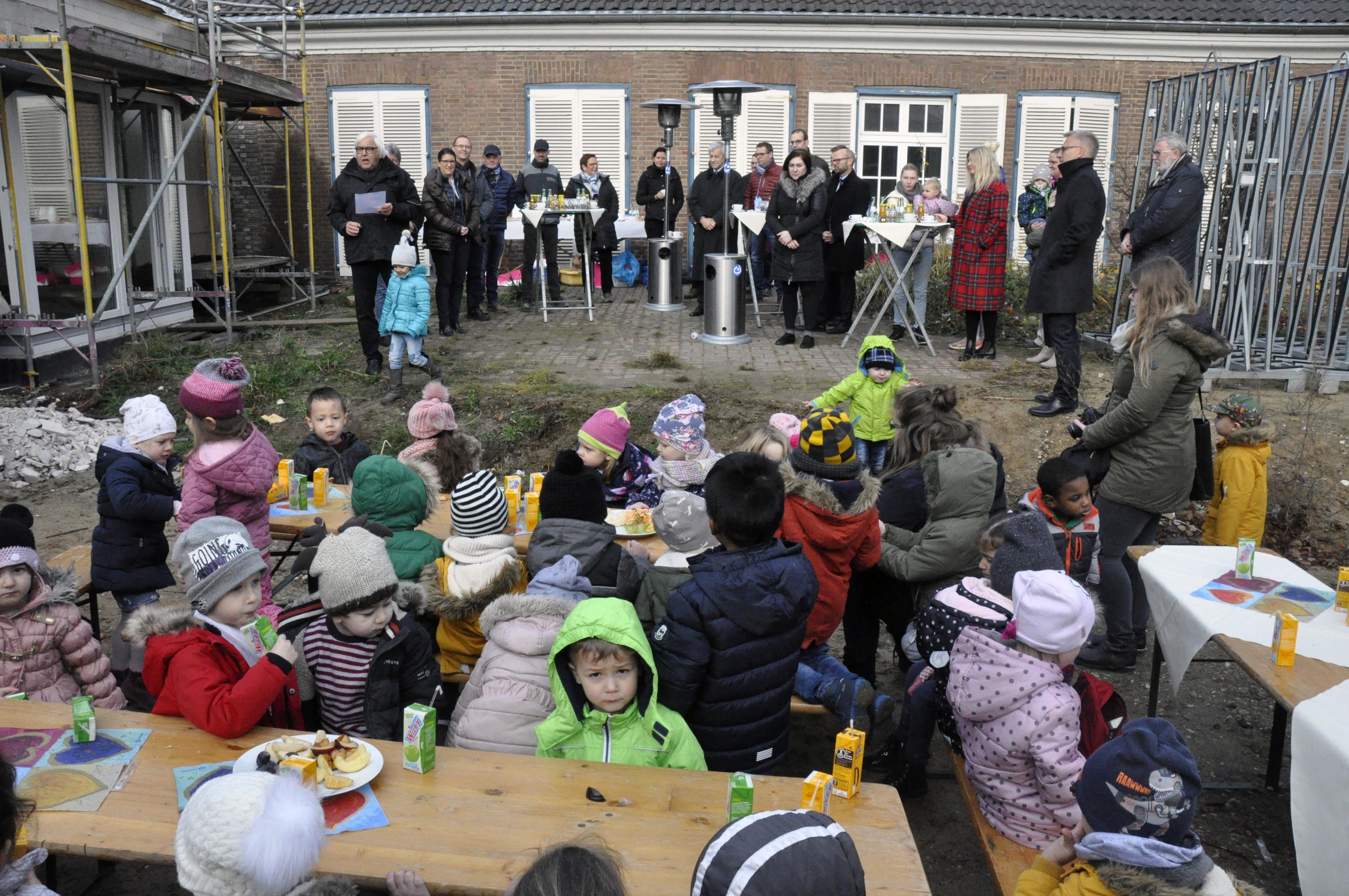 Die Kinder der Kita "Lebensfluss" lauschten gespannt dem Richtspruch von Architekt Bruno Braun.