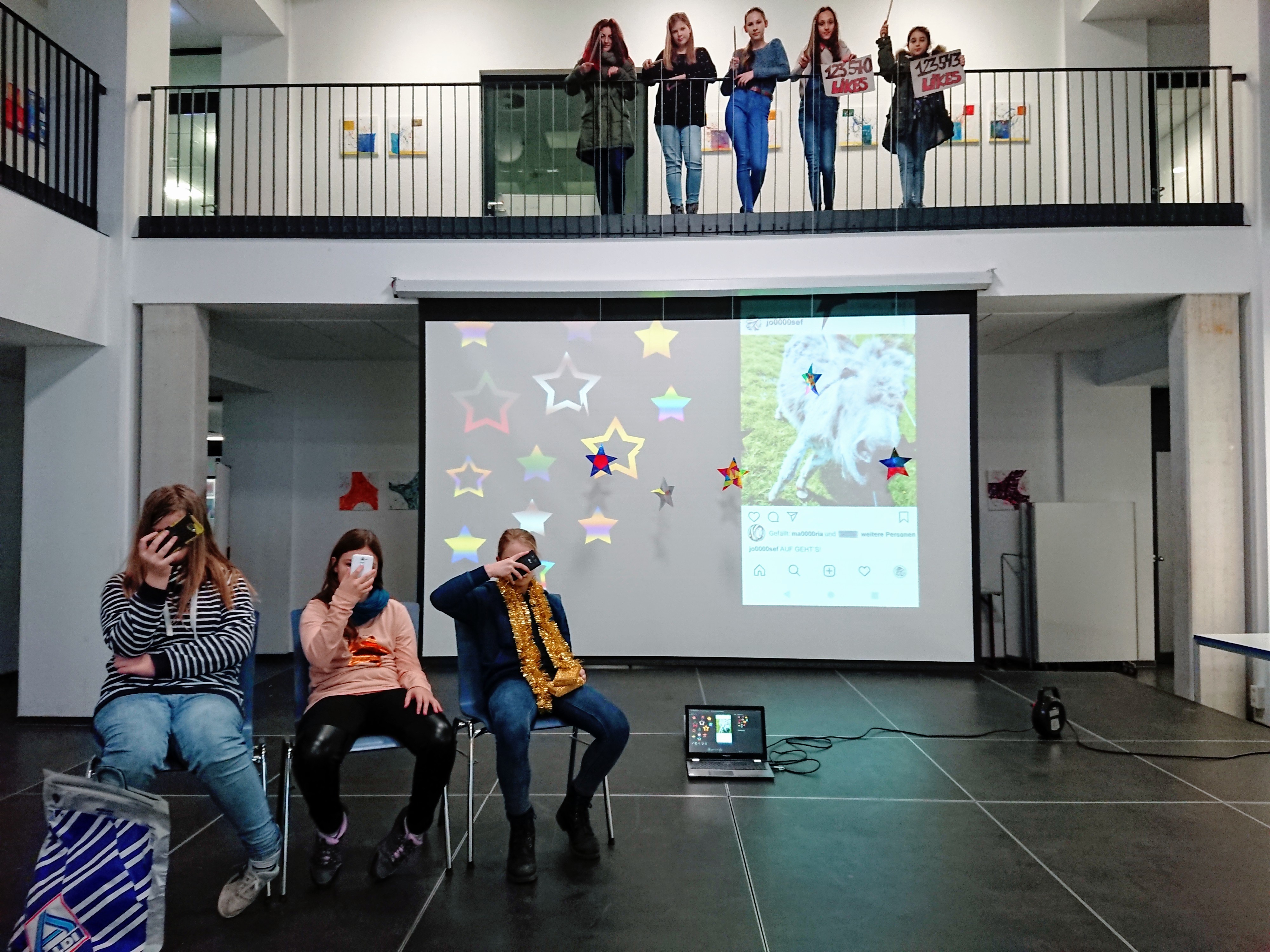 Schülerinnen der Agnes-Wenke-Sekundarschule bei den Proben für die Weihnachtsgeschichte 3.0.