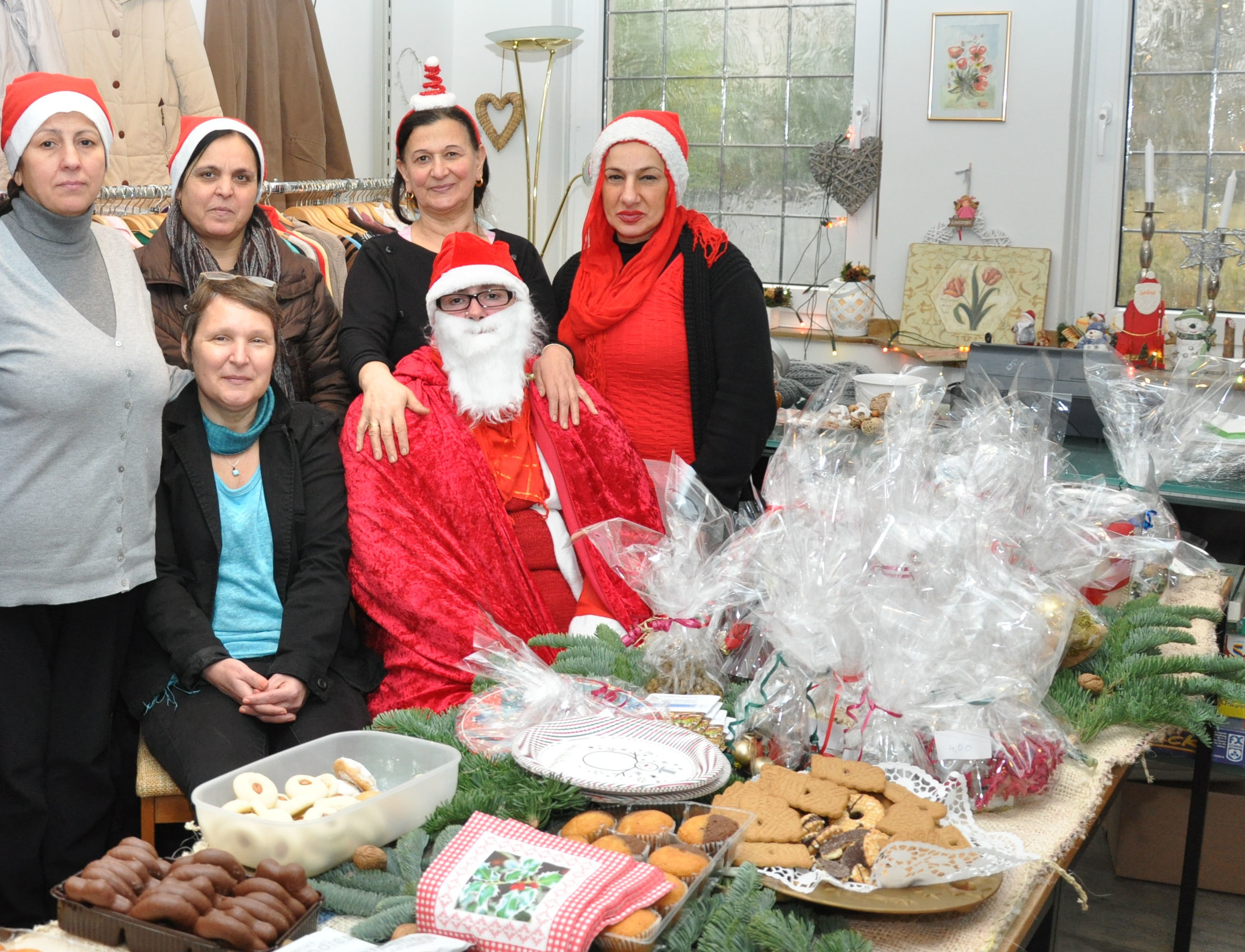 Das Team des Kleiderlädchens freute sich über den Besuch des Nikolauses. Mit einem Adventsbasar und süßen Leckereien hatten sich die Damen darauf vorbereitet. Und zudem ihre eigenen roten Mützen mitgebracht. Mehr geht nicht.
