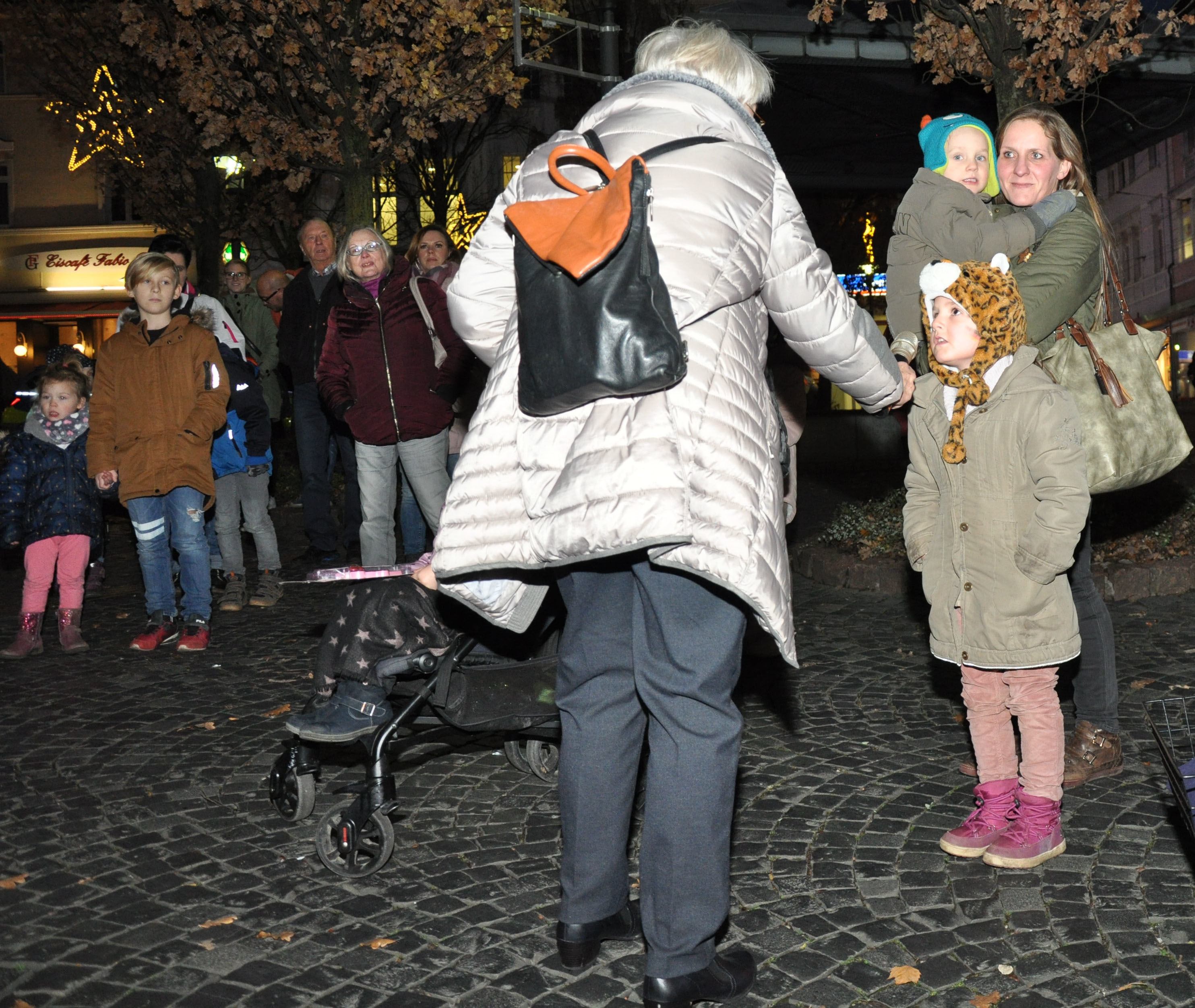 Spontan und ohne Scheu schmetterte die kleine Emma ein Nikolauslied ins Mikrophon.