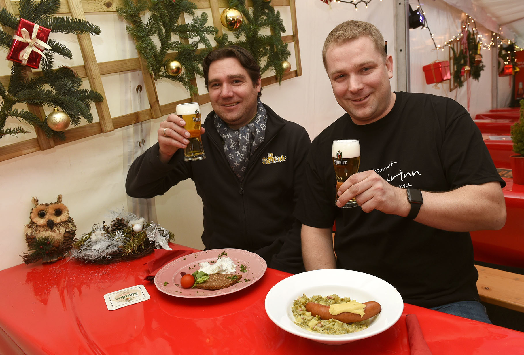 Simon Heidenreich (li., Die Eule) und Stefan Romberg (Mittendrinn) kümmern sich um das leibliche Wohl der Wintermarkt-Besucher.