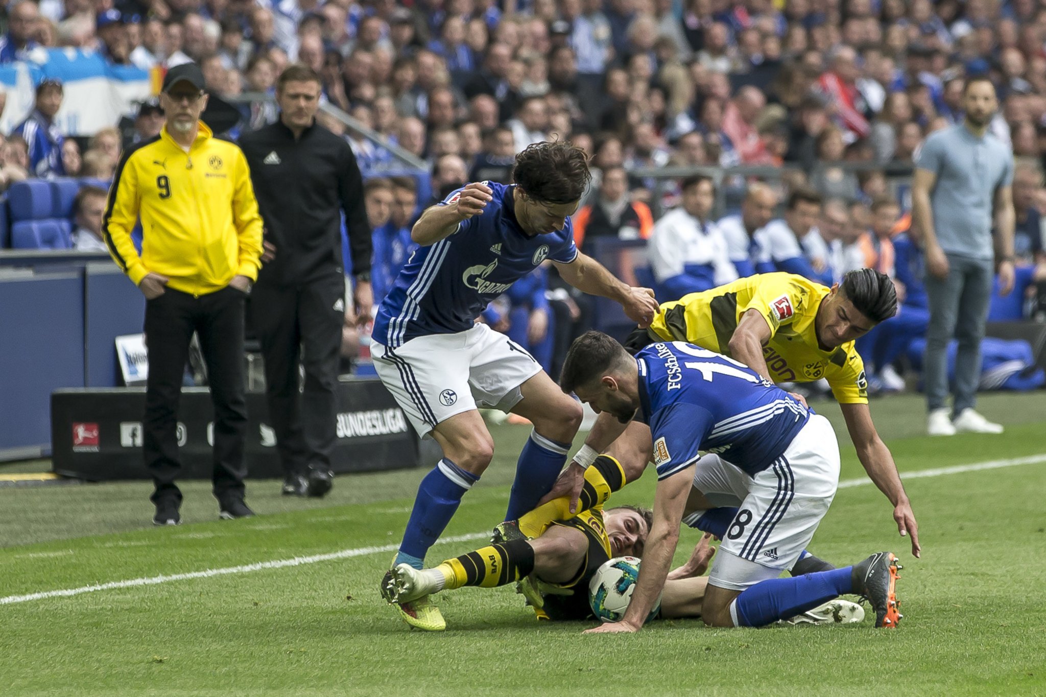 Im Revierderby zwischen dem S04 und BVB geht es gefühlt um mehr als nur drei Punkte. Es geht um die Vormachtstellung im Ruhrgebiet, das Ansehen unter den Fans und die Gewissheit, genug malocht zu haben.