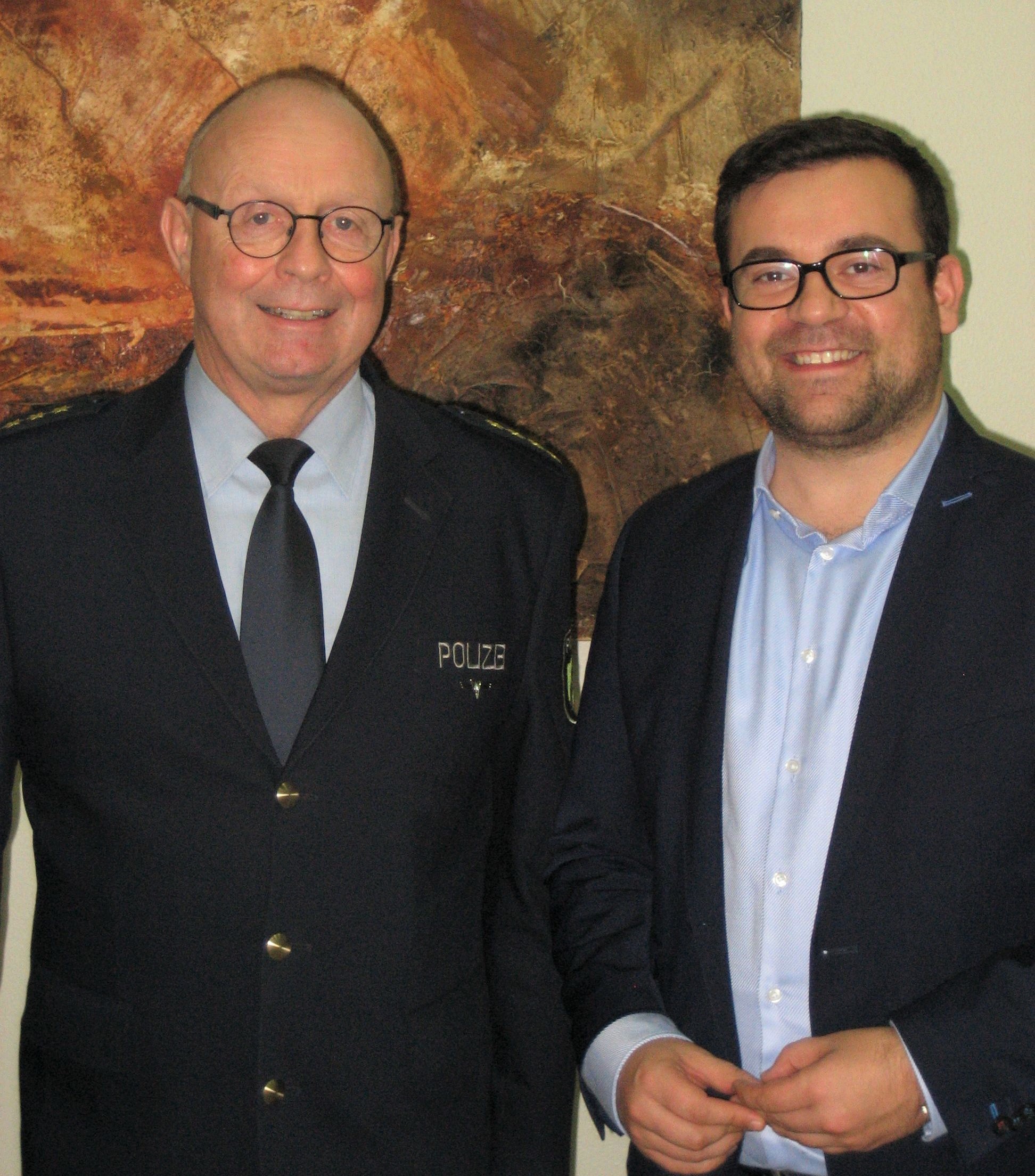 Antrittsbesuch beim Bürgermeister: Der neue Leiter der Kreispolizeibehörde Unna, Peter Schwab (links), mit Bürgermeister Dimitrios Axourgos.