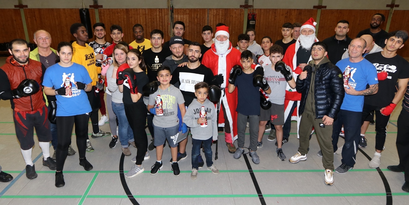 Die Trainingsgruppe stellt sich zum Bild.