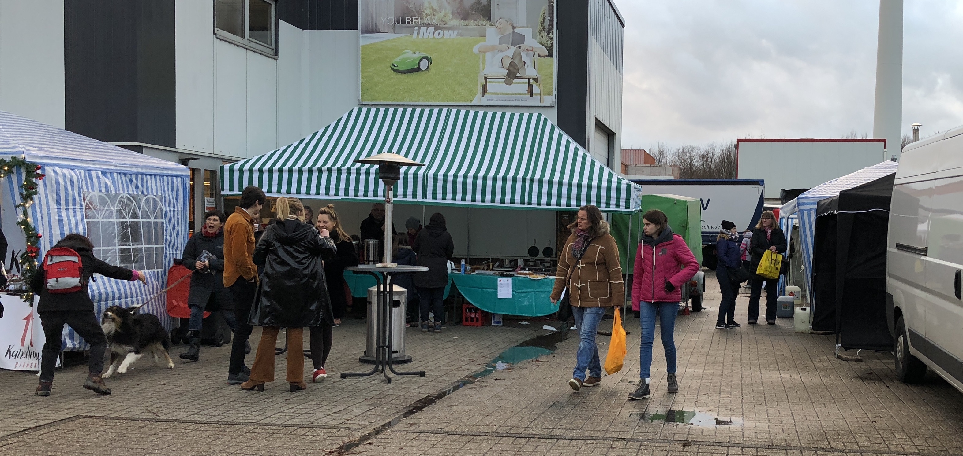Viele Zwei- und Vierbeiner besuchten den ersten Tierweihnachtsmarkt in Rees.