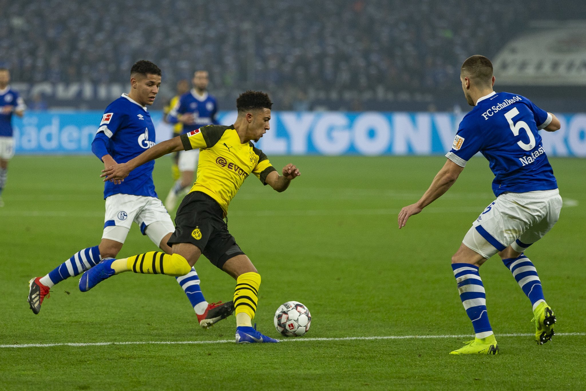 Jadon Sancho (m.) war oftmals zu quirlig für die S04-Defensive. Der junge BVB-Stürmer belohnte sich für eine starke Partie mit dem 2:1-Siegtreffer im Reviederby auf Schalke.