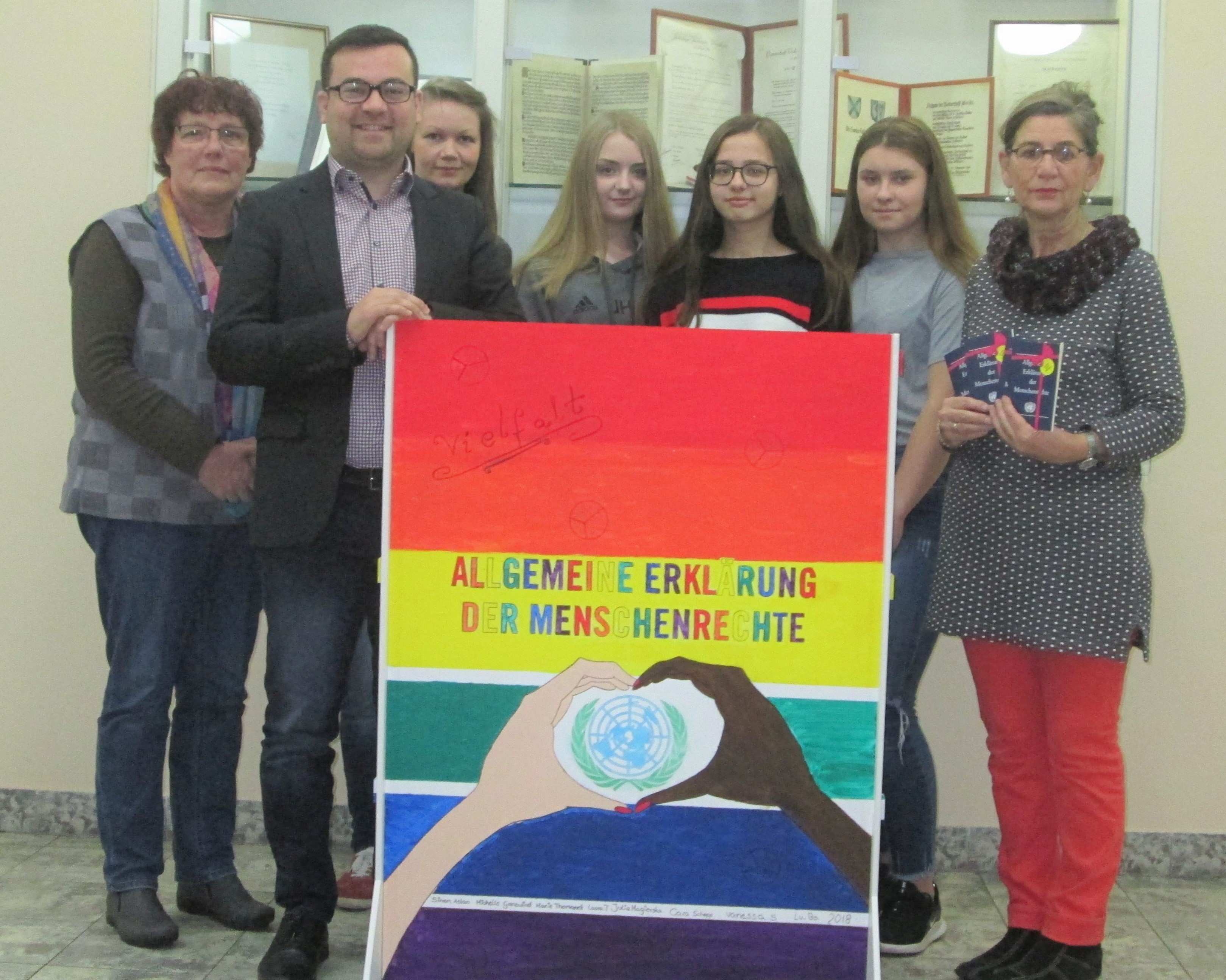 Bürgermeister Dimitrios Axourgos mit Schülerinnen der Gesamtschule Gänsewinkel sowie Vertreterinnen der Schwerter Amnesty Gruppe.