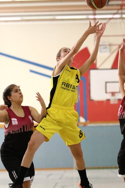 "Der Rebound gehört mir" hat sich RBH U18-Spielerin Mia Roesler in diesem Moment wohl gedacht. Bei der BG Kaarst-Büttgen setzte sich die weibliche U18 der Ruhrpott Baskets mit 84:25 äußerst deutlich durch und bleibt damit als einziges Team der Jugend-Oberliga weiterhin ungeschlagen.