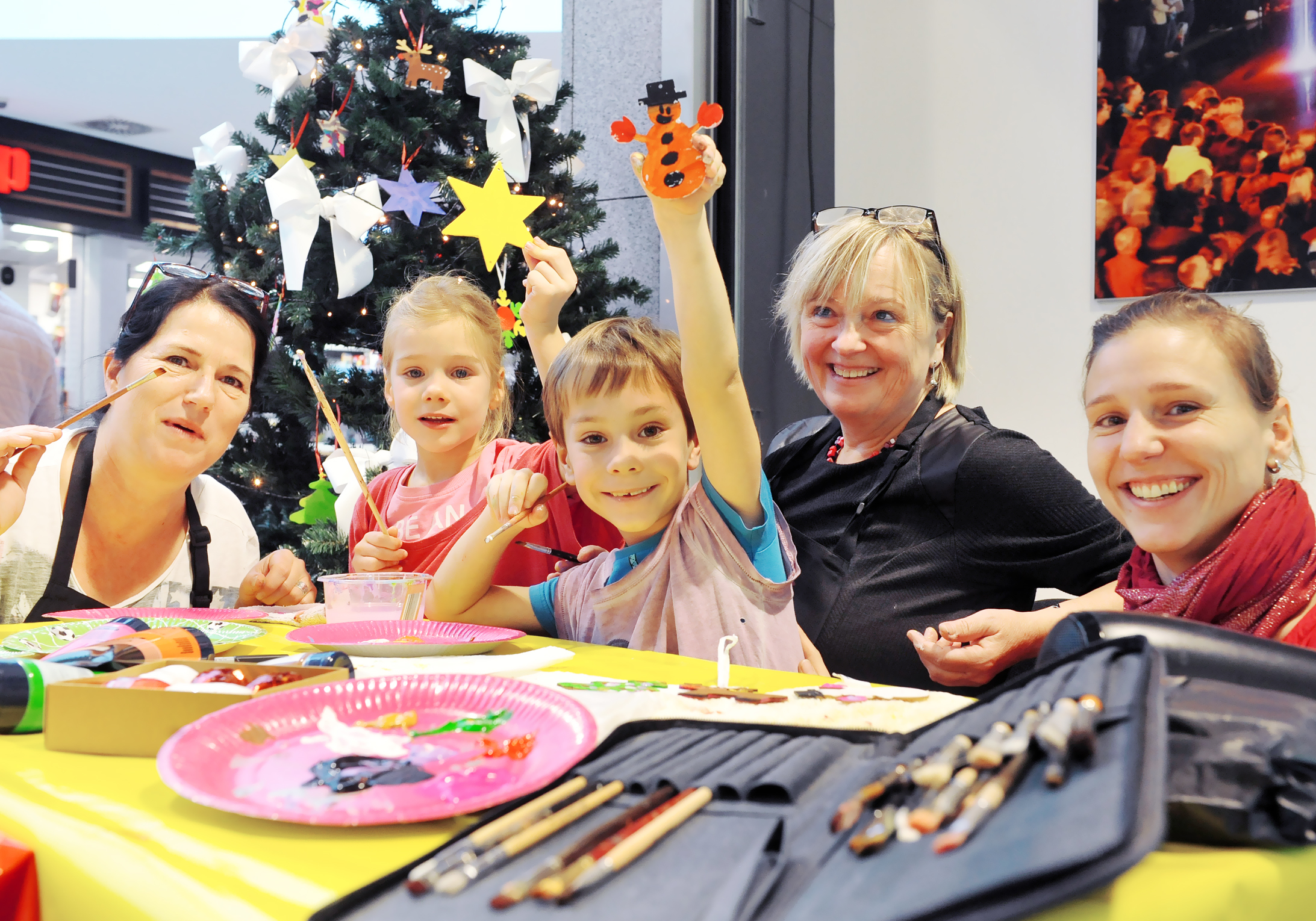 In der Whitebox des MarktKarrees entstand wunderschöner Christbaumschmuck. Auf dem Foto von links: Britt Lachmund, Isabelle, Kilian, Paula Brüne und Susanne Ide (Mutter der beiden Kinder).