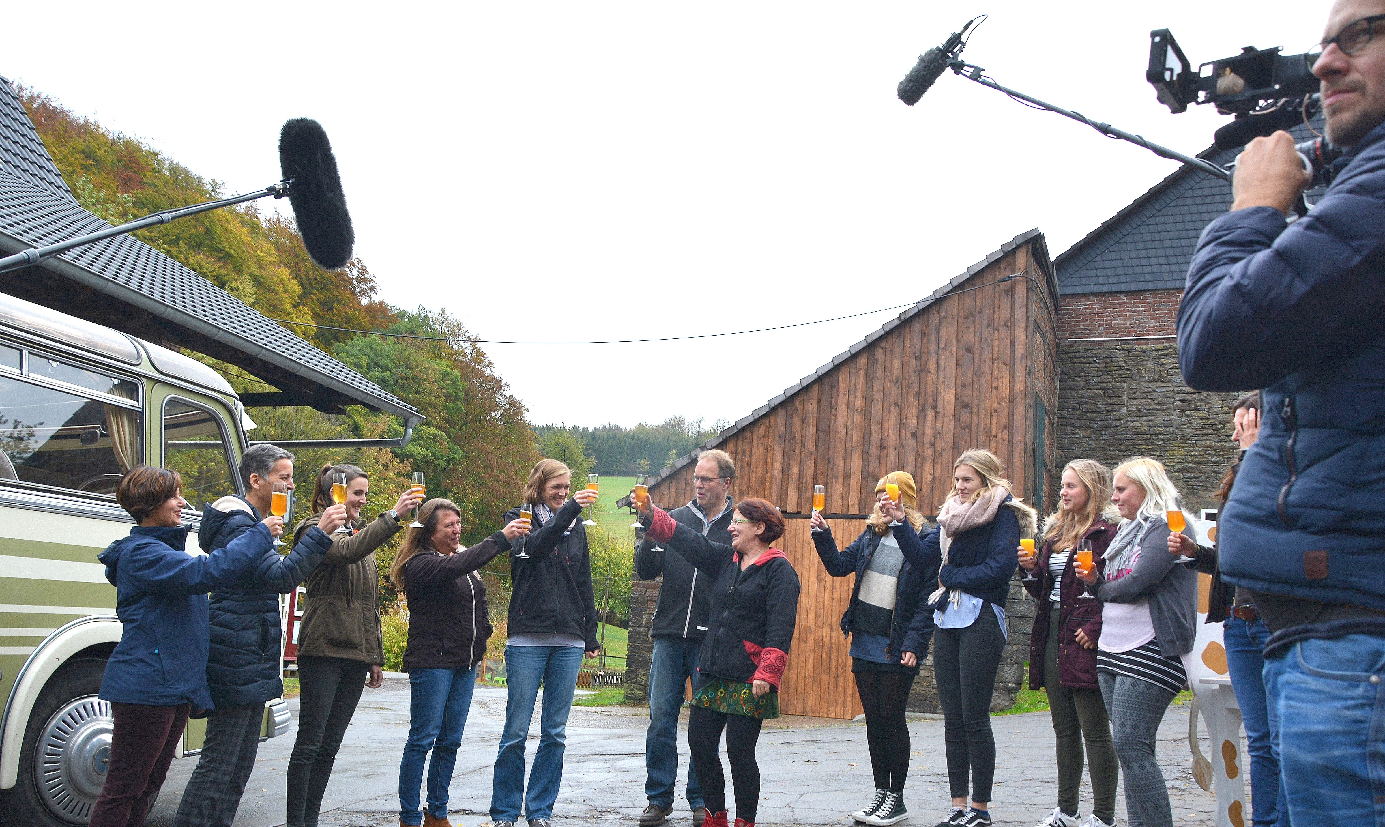 Ein Prost auf die Gastgeberin - das Finale von „Land & lecker“ findet im Sauerland statt: Auf dem Tiggeshof in Arnsberg. Die Sendung wird am Montag, 17. Dezember, 20.15 Uhr, im WDR ausgestrahlt.