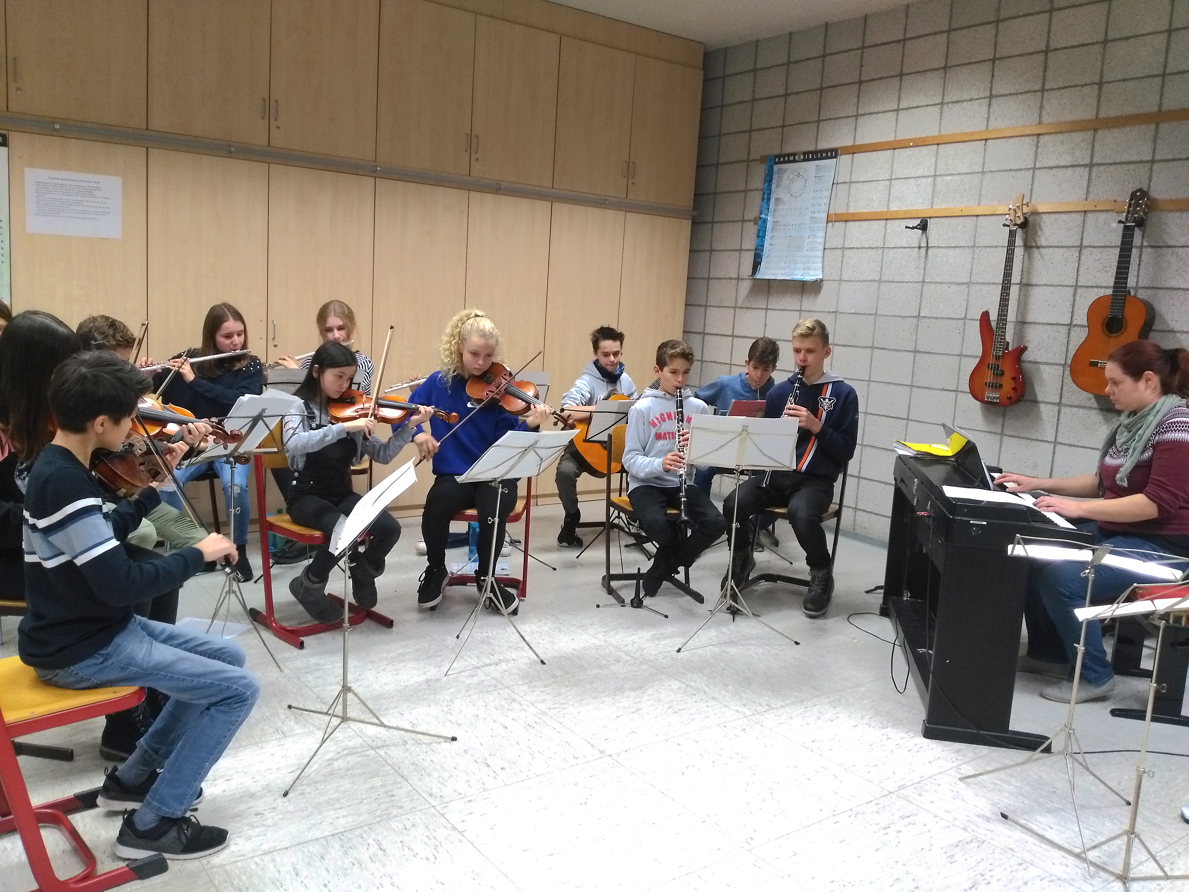 Die Schüler bereiten sich bereits seit den Sommerferien unter der Leitung von Stephanie Keus (Keyboard) auf ihren großen Auftritt vor.