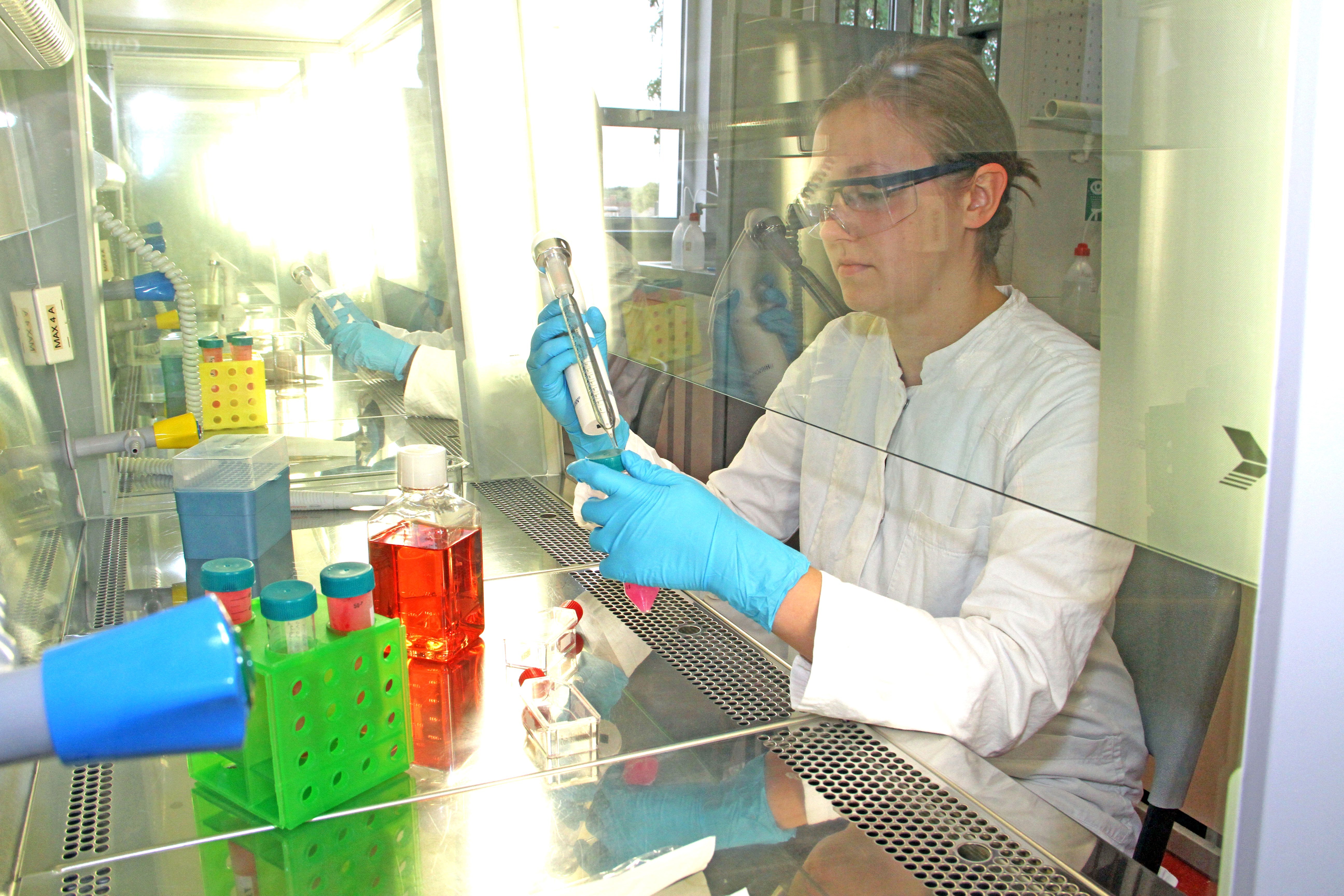 Im Unterricht untersucht Thea Wange menschliche Hautkrebszellen. Am Hans-Böckler-Berufskollegs in Marl macht sie eine Ausbildung zur biologisch-technischen Assistentin.