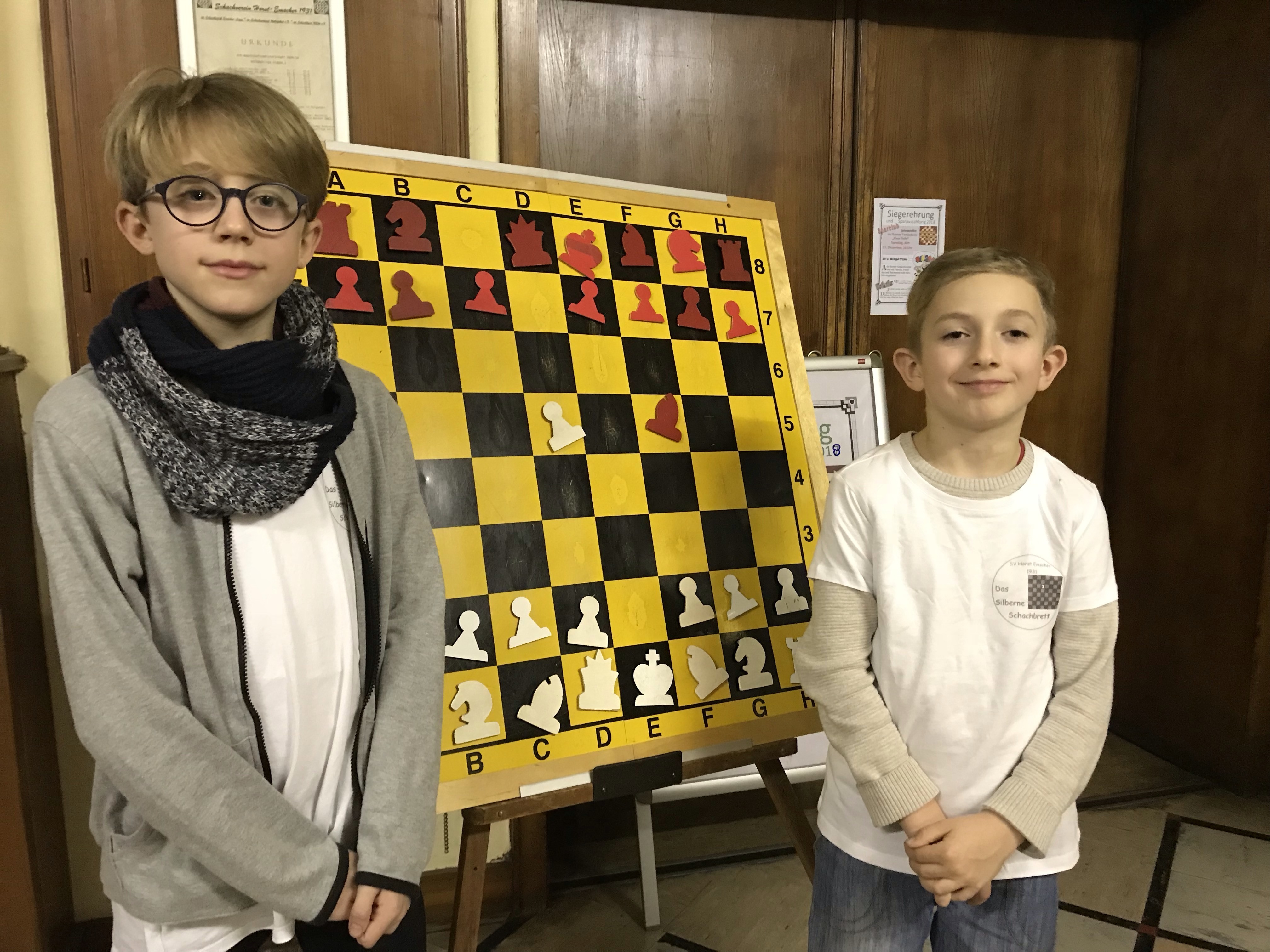 In der Horster Talentschmiede üben sich derzeit Felix und Victor - hier vor der Schautafel. Insgesamt sind 20 Mitglieder in der Jugendabteilung.Fotos: Landgraf