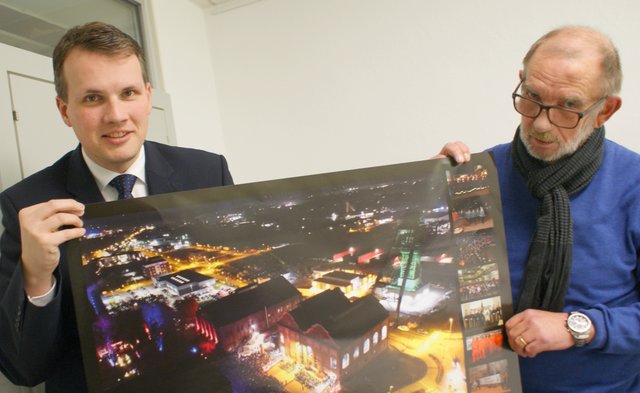 Bürgermeister Tobias Stockhoff (l.) und Gerhard Schute, Vorsitzender des Bergbauvereins, freuen sich über die gelungenen Bilder. | Foto: Stadt Dorsten