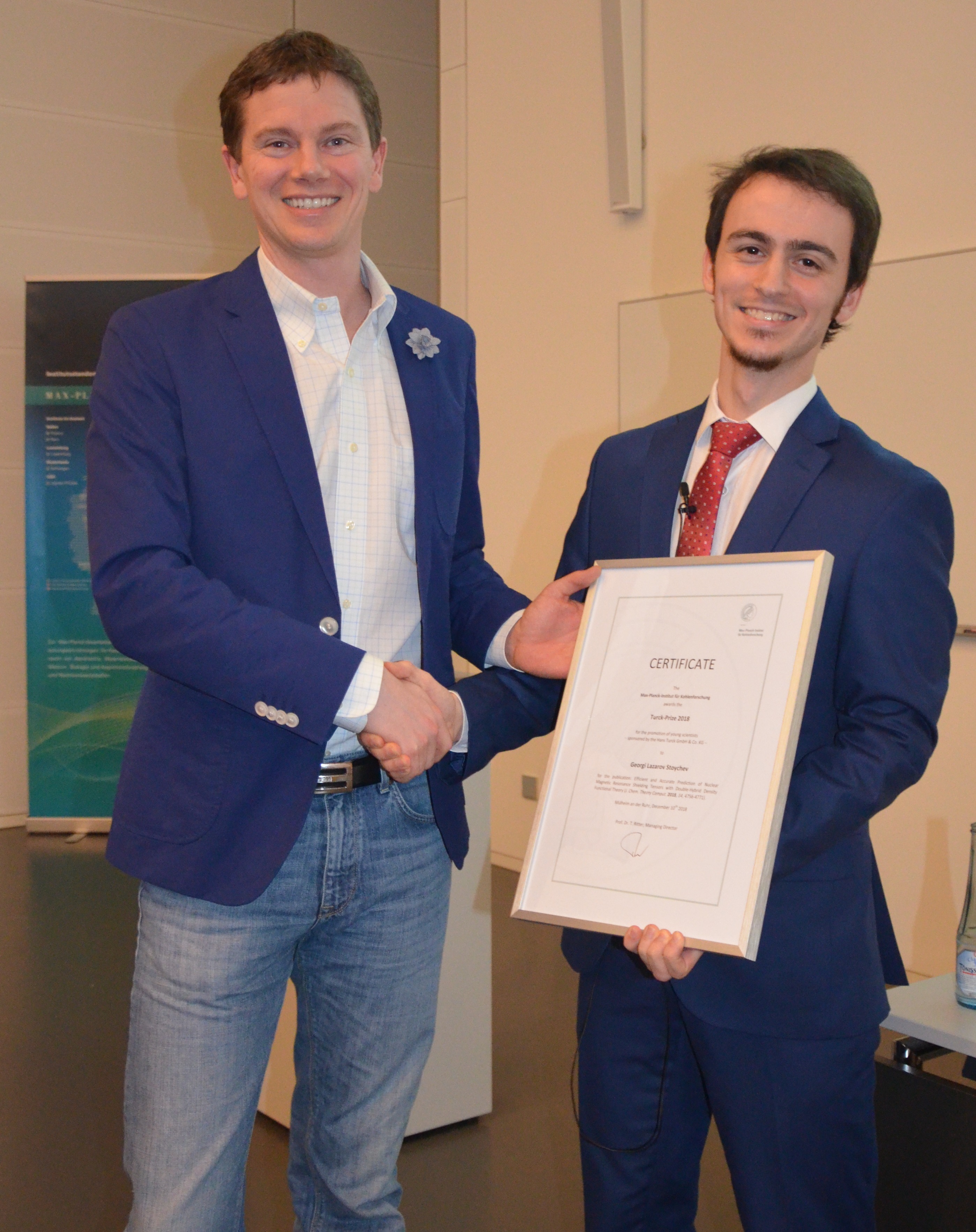 Turck-Preis-Gewinner 2018: Doktorand Georgi L. Stoychev (links) mit Prof. Tobias Ritter.