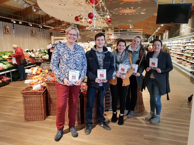 Gruppenfoto Spendenaktion des Berufskollegs Wesel in Kooperation mit Edeka Komp