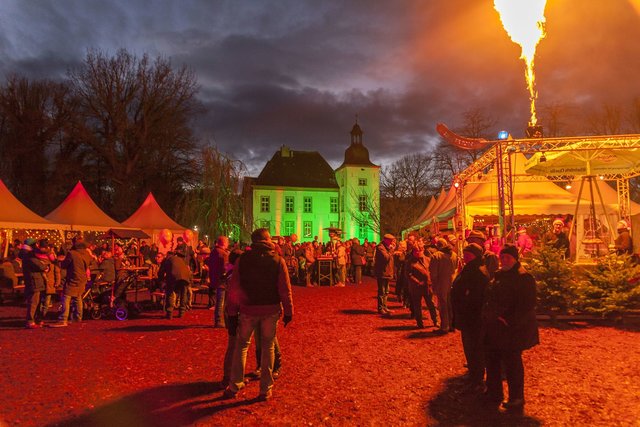 Beeindruckende Location: Der Weihnachtsmarkt am Haus Voerde lockt wie immer mit viel Atmosphäre.