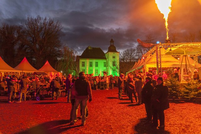 Beeindruckende Location: Der Weihnachtsmarkt am Haus Voerde lockt wie immer mit viel Atmosphäre. | Foto: Rüdiger Marquitan