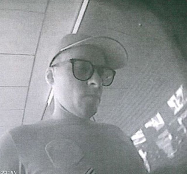 An einem Geldautomaten am Körner Hellweg hob dieser Mann Bargeld ab. Ein Überwachungskamera filmte ihn dabei.